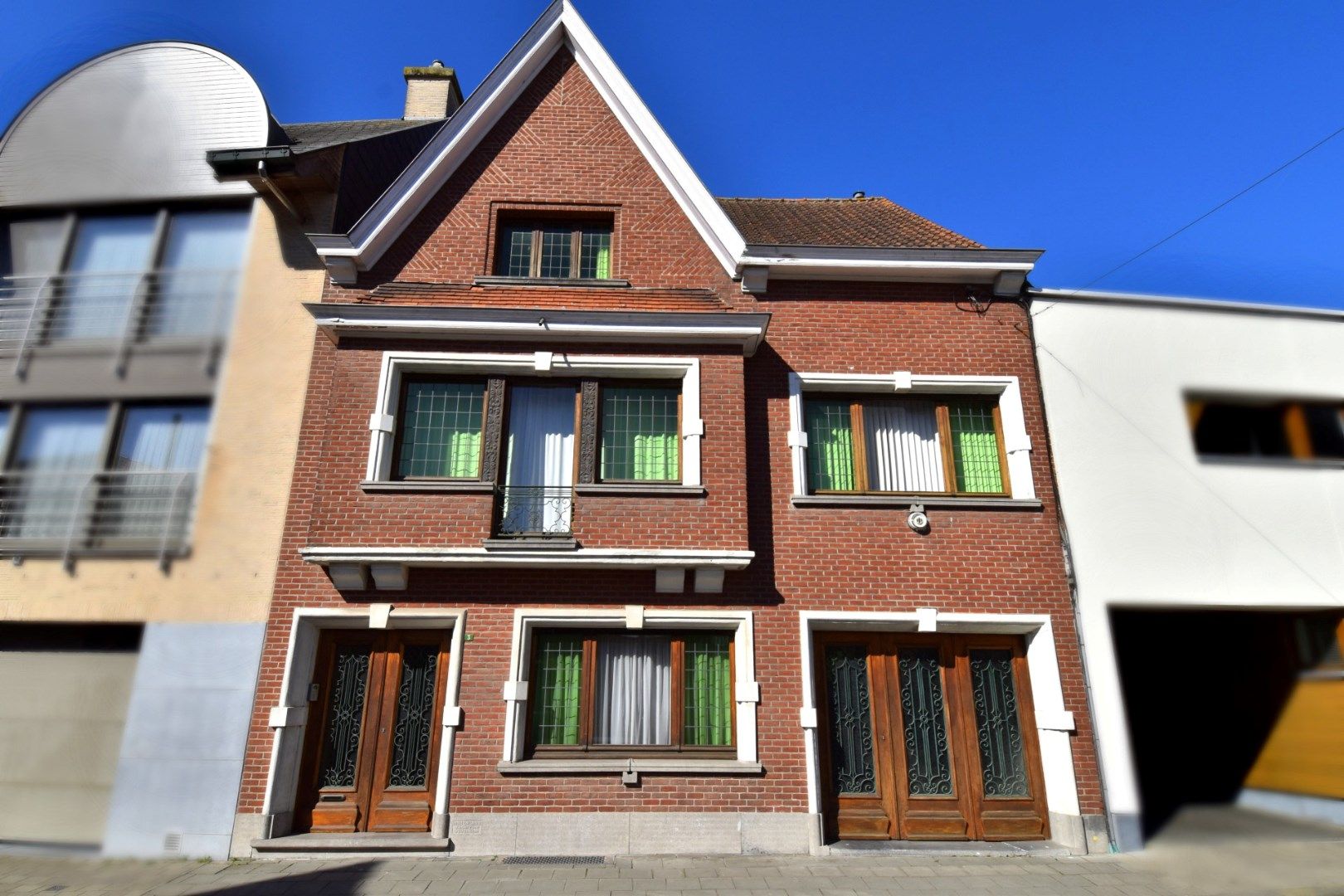 Hoofdfoto van de publicatie: Charmante eigendom met 3 slaapkamers, 80 m² zolder, inpandige garage en zonneterras te koop in Gullegem-centrum