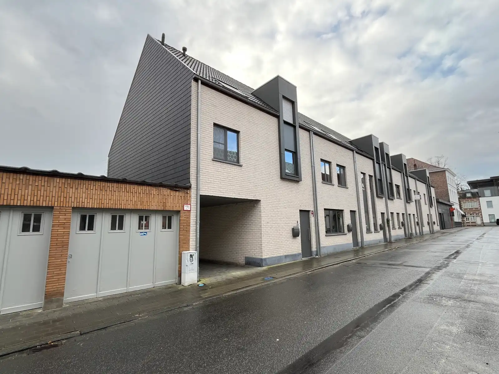 3 bovengrondse parkeerplaatsen te huur! foto 2