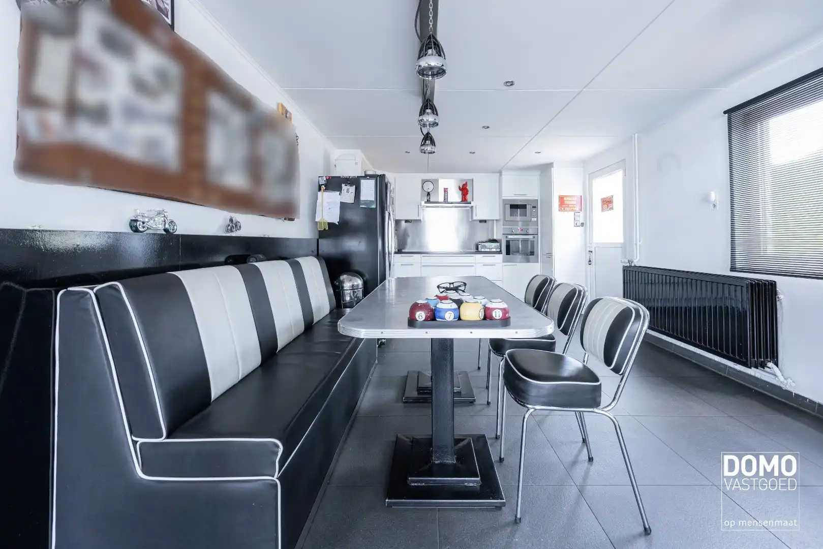 KARAKTERVOLLE GEZINSWONING MET RUIME OPSLAGMOGELIJKHEDEN EN 2 AANLIGGENDE APPARTEMENTEN OP EEN PERCEEL VAN 13A 88CA TE STOKROOIE foto 4