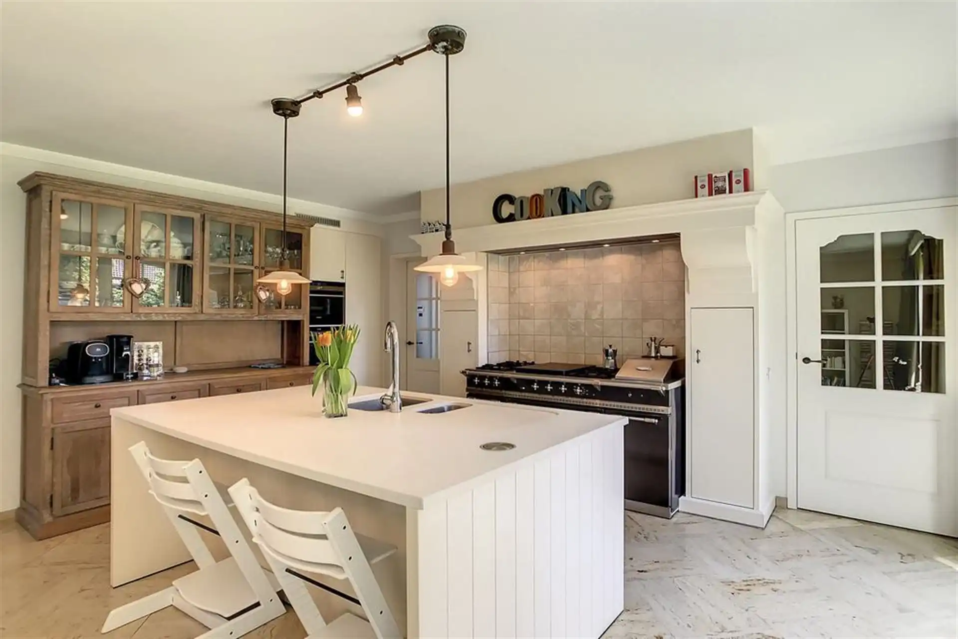 Charmante villa in residentiële omgeving met prachtig aangelegde tuin foto 7