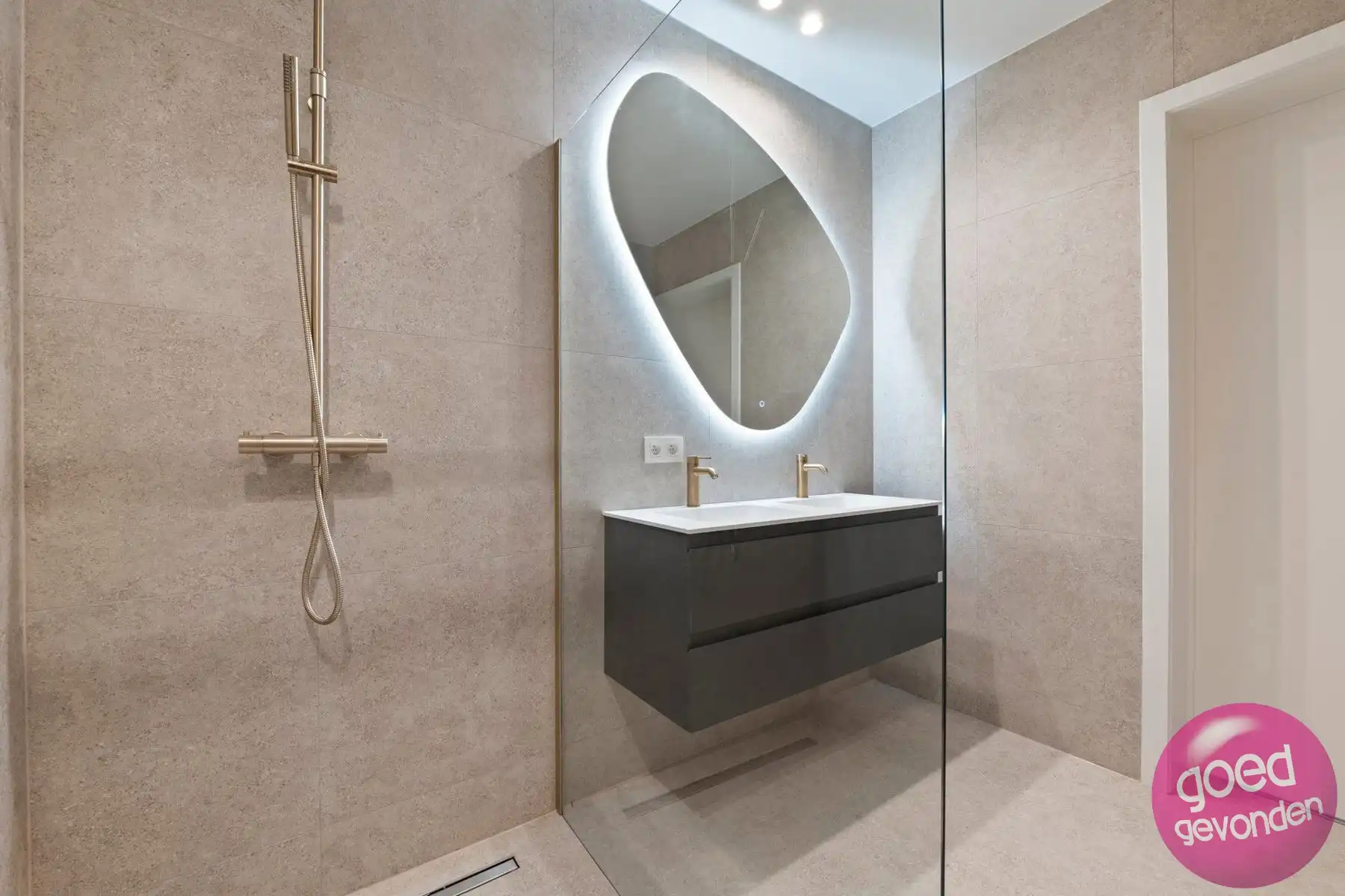 NIEUW APP - 1of2 SLK - TERRAS - KELDER - CENTRUM - GEEN BTW foto 13