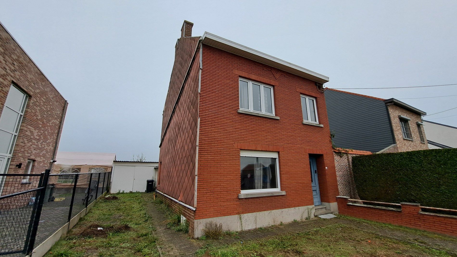 Te renoveren woning met 3 slaapkamers, garage en tuin foto 2