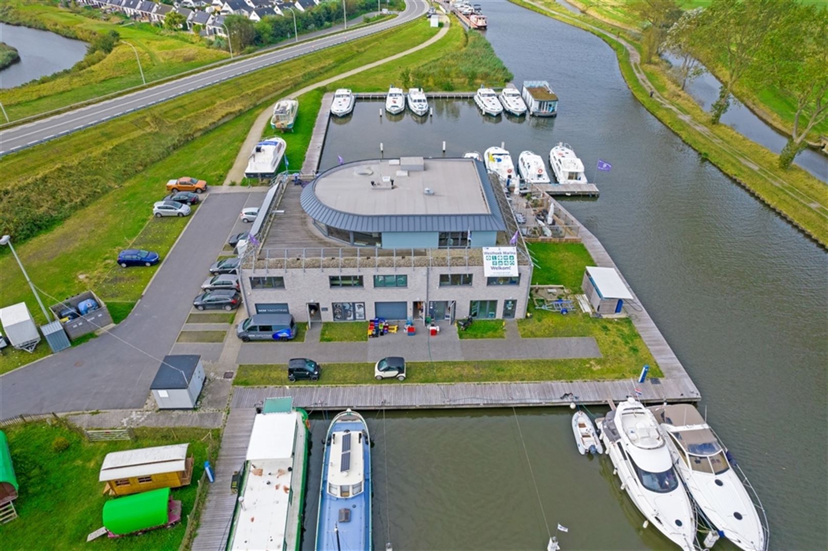 Kantoorgebouw met opslag en retail op het gelijkvloers foto {{pictureIndex}}