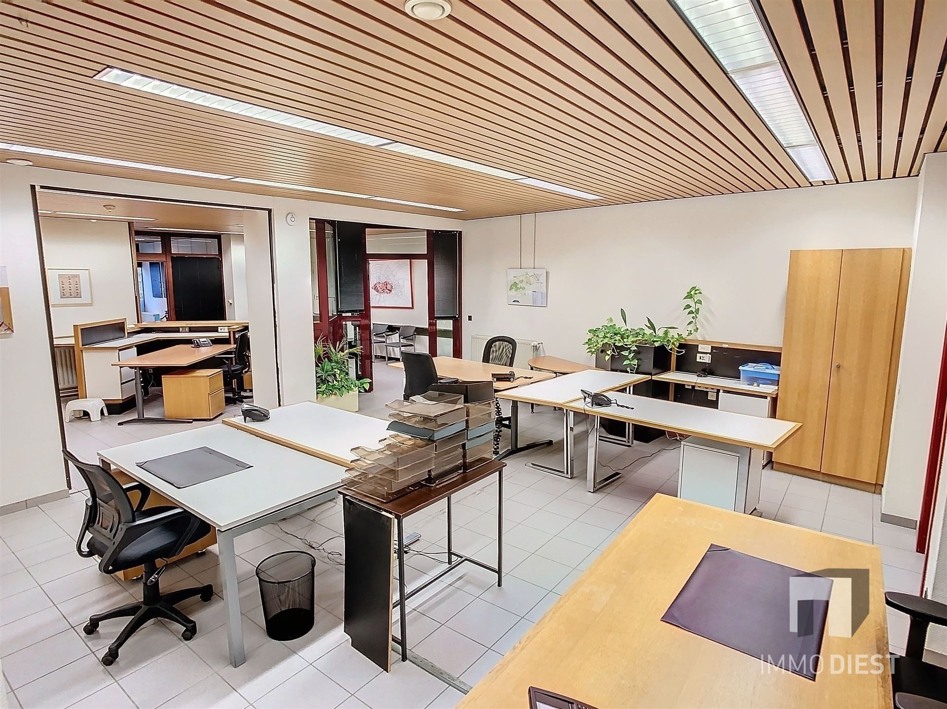 Handelsgelijkvloers 300m2 met 9 autostaanplaatsen foto 22