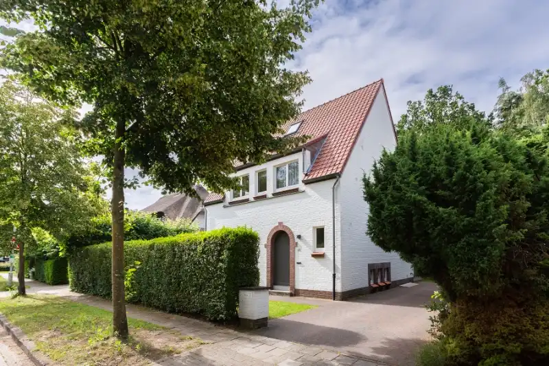 Instapklaar! Prachtige karaktervolle villa met hedendaagse luxe, veel lichtinval, toplocatie! foto {{pictureIndex}}