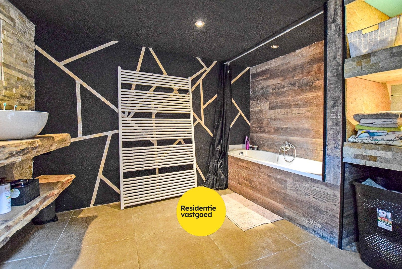 Te renoveren woning met 4 slaapkamers, bureau en zongerichte tuin in Alveringem foto 11