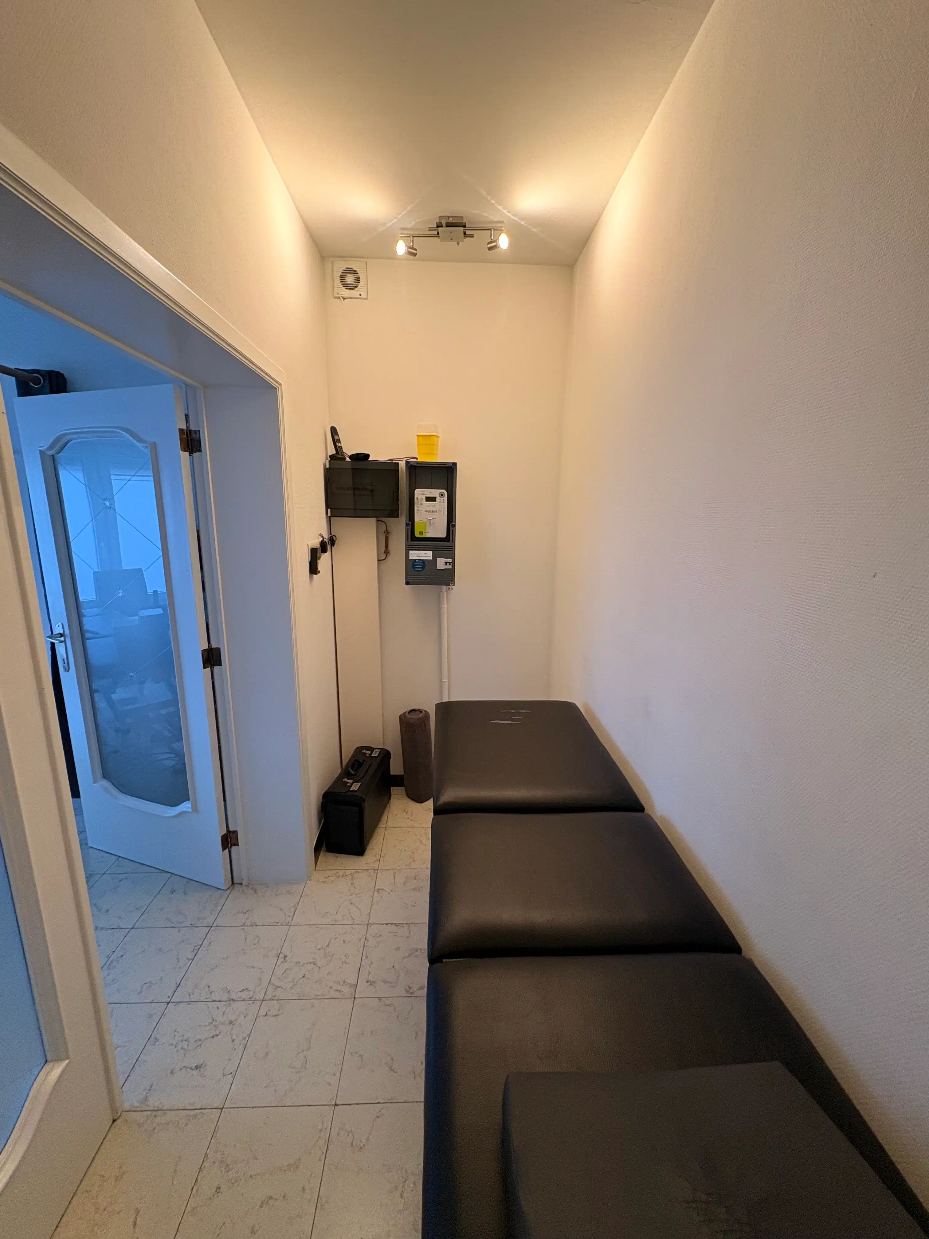 Gelijkvloerse praktijkruimte met potentieel tot éénslaapkamerappartement en privé autostaanplaats foto 24