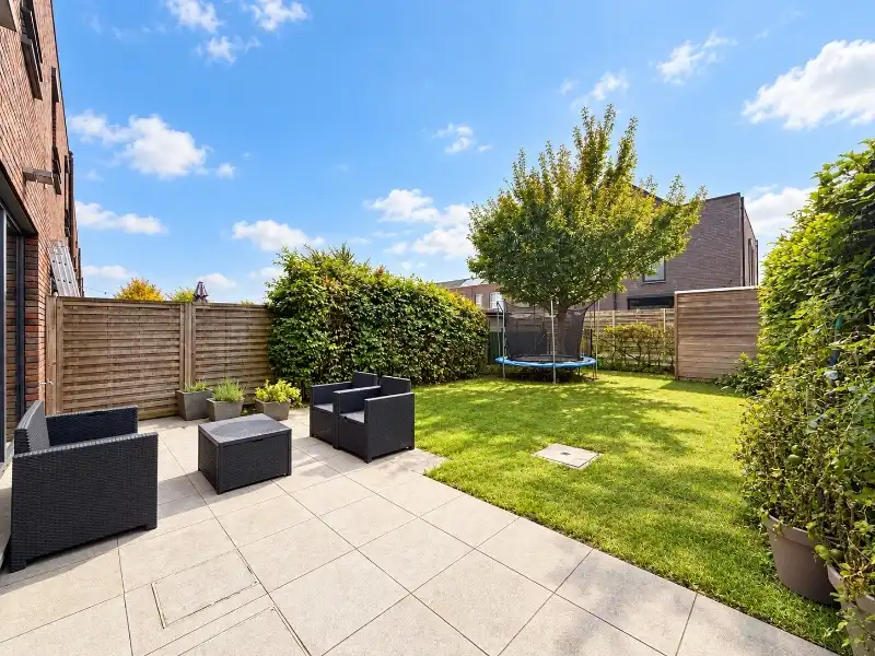 Moderne lage-energiewoning met mooie tuin en garage in een rustige woonwijk foto 18