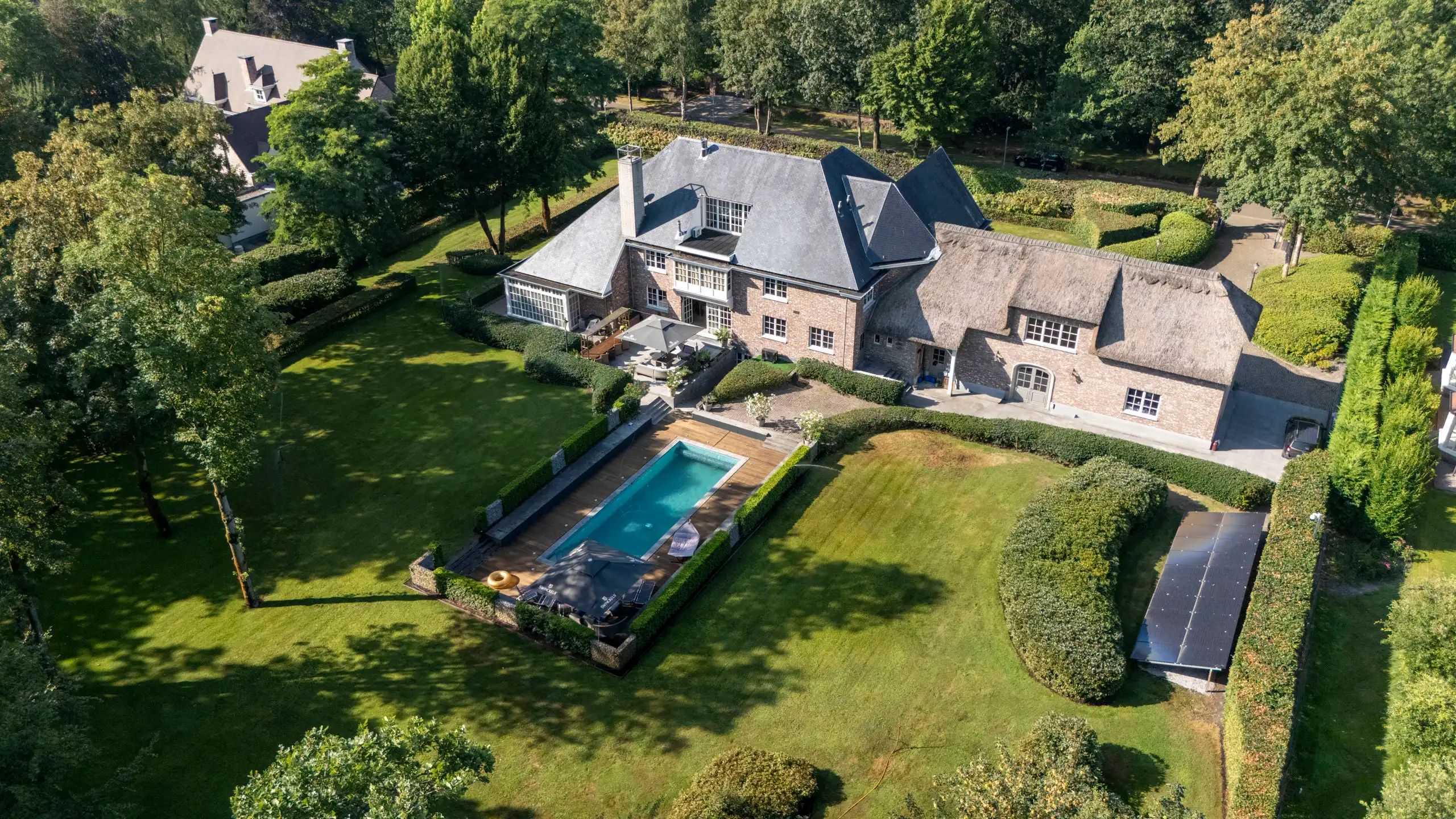 Exclusieve villa met zwembad op een perceel van 6.420 m² foto 2