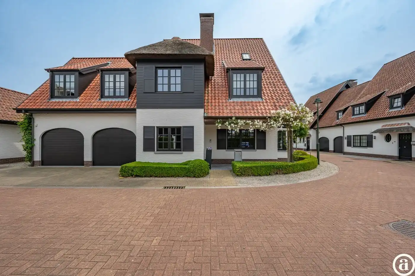 Hedendaagse alleenstaande villa in rustige omgeving te Knokke foto {{pictureIndex}}
