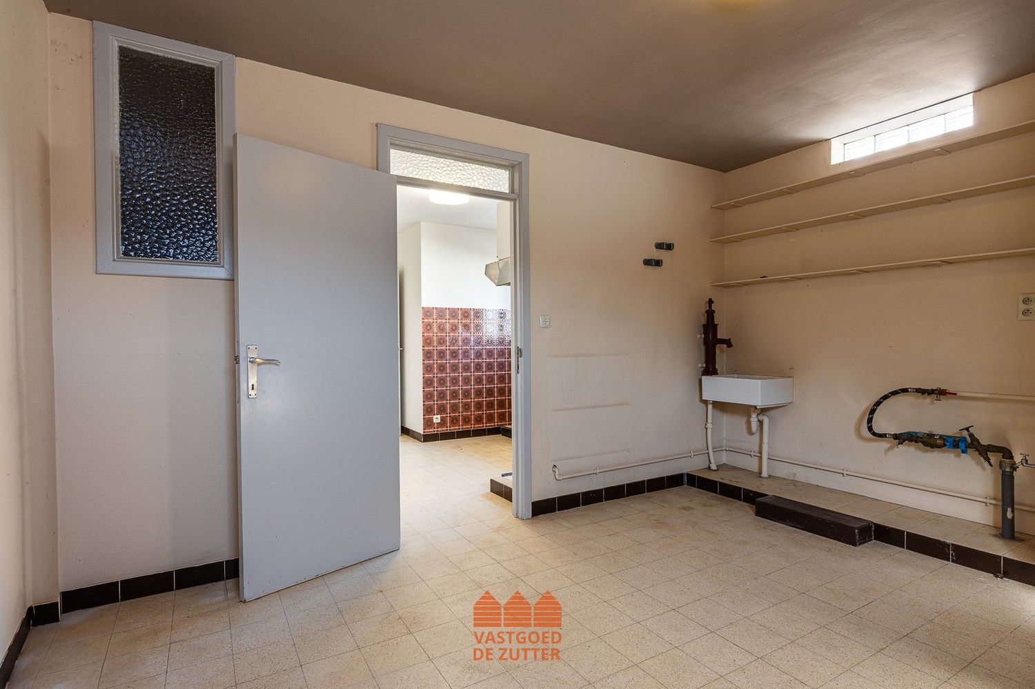 Te renoveren halfopen woning met prachtig vergezicht op unieke locatie foto 14