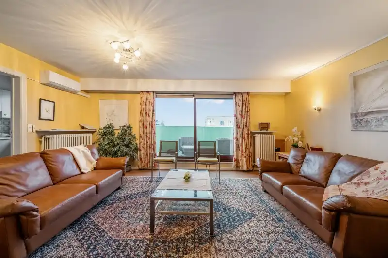 Roeselare-stadskern. PENTHOUSE op 6de verdieping aan het Coninckplein gelegen, met 2 slaapkamers, ochtendterras en avondterras. Een pareltje met unieke ligging ! foto 4