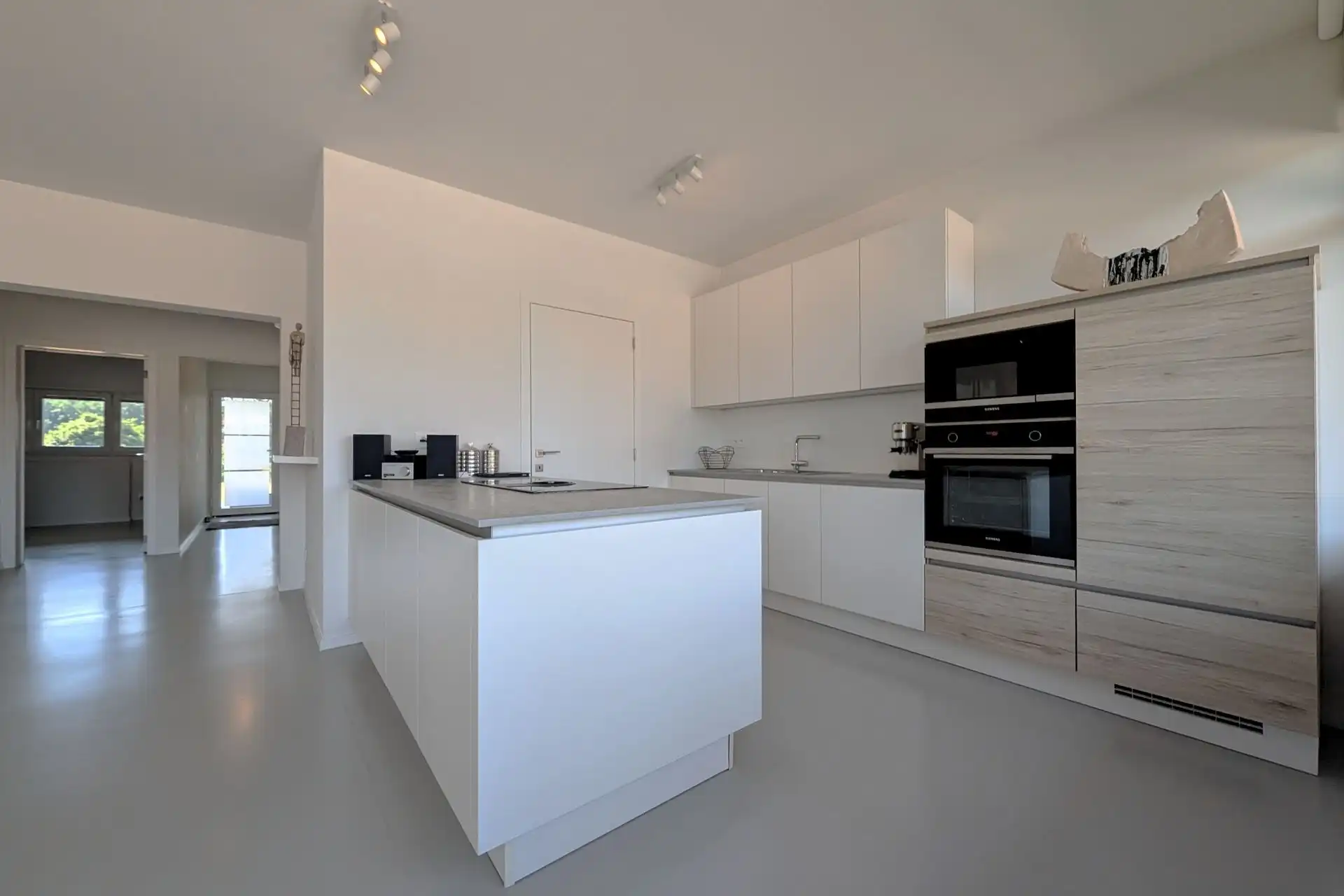 Instapklaar gerenoveerd appartement met 2 slaapkamers en 2 terrassen foto 3