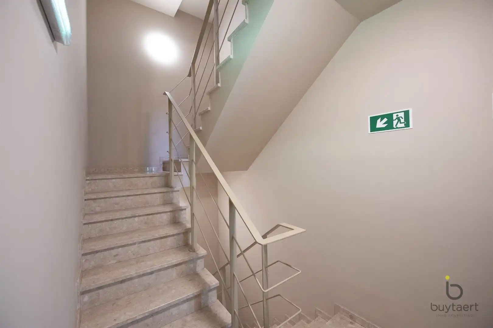 Ruim appartement met vooraan en achteraan terrassen en parking op een pleintje. foto 26