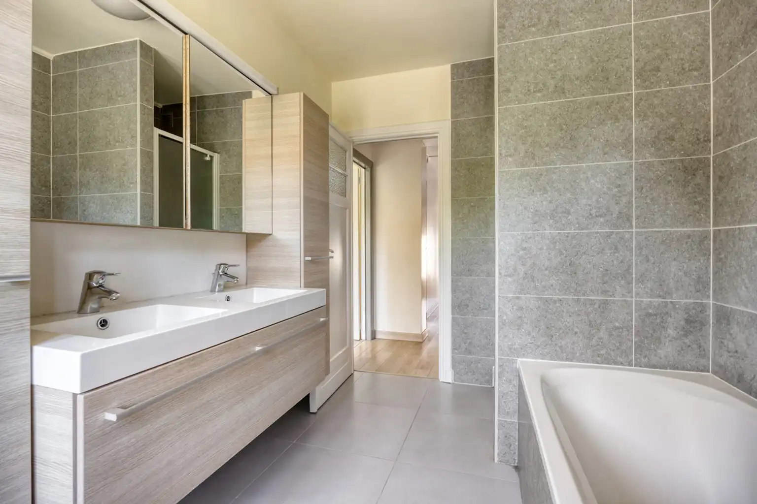 Instapklare 2-gevelwoning nabij Sint-Agatha-Berchem foto 16