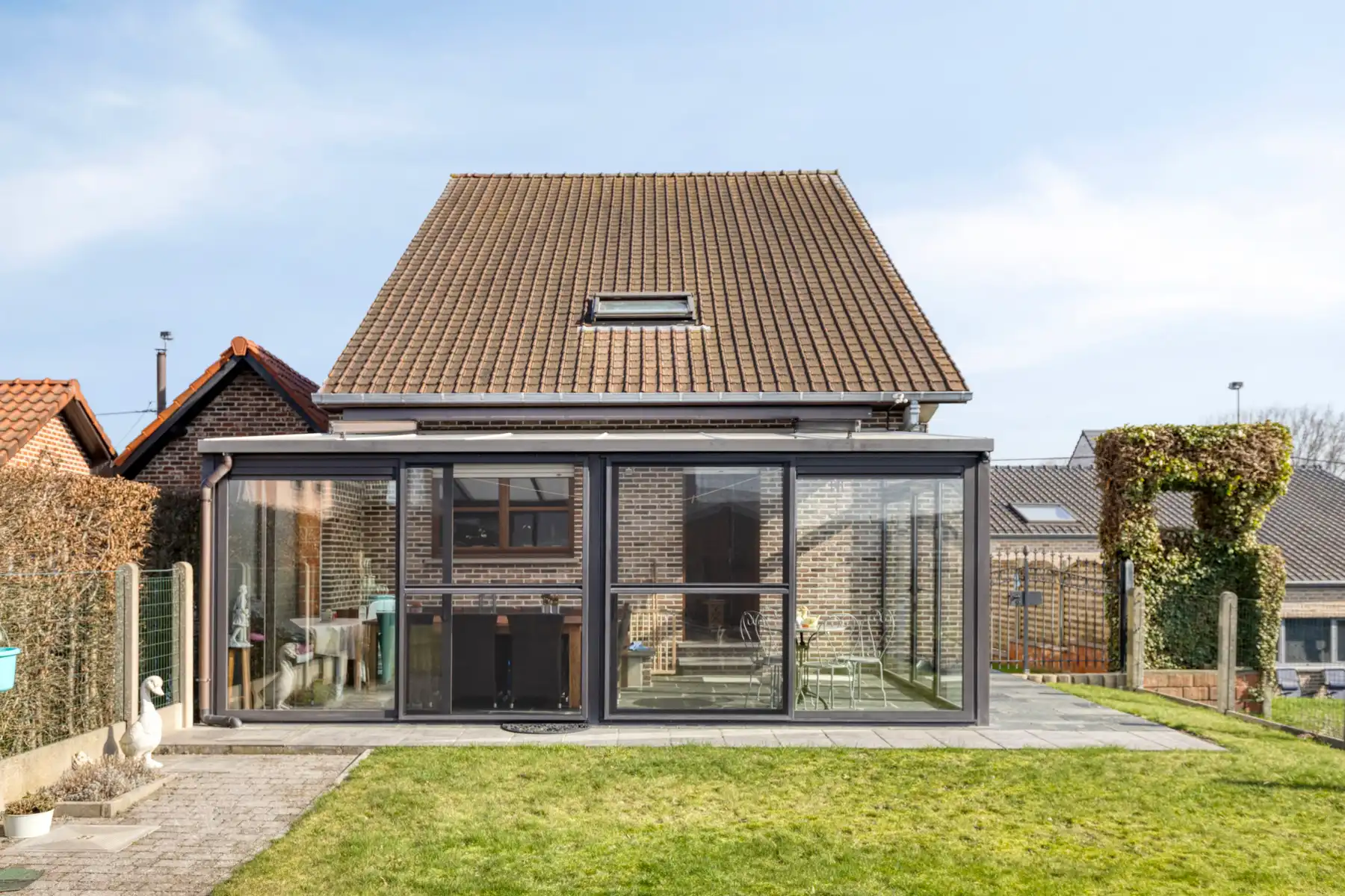 Te moderniseren ruime en solide 3-gevelwoning met grote tuin foto 28