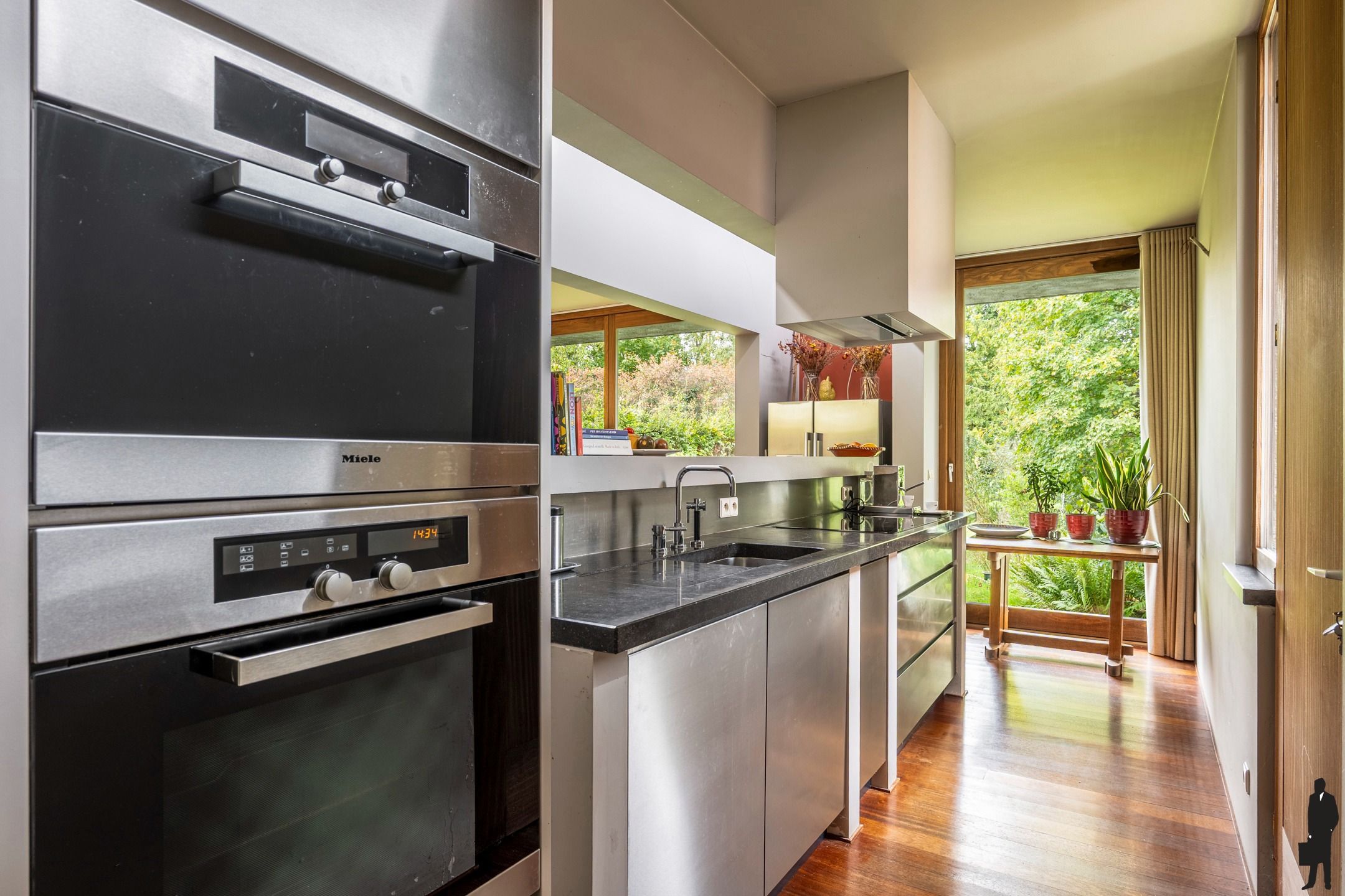 Uniek Beschermd Modernistisch Monument op toplocatie in Hove foto 12