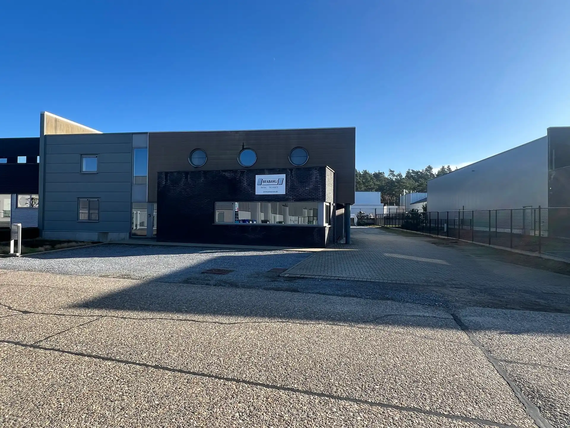 MULTIFUNCTIONEEL BEDRIJFSGEBOUW MET APPARTEMENT EN BUITENTERREIN foto 21