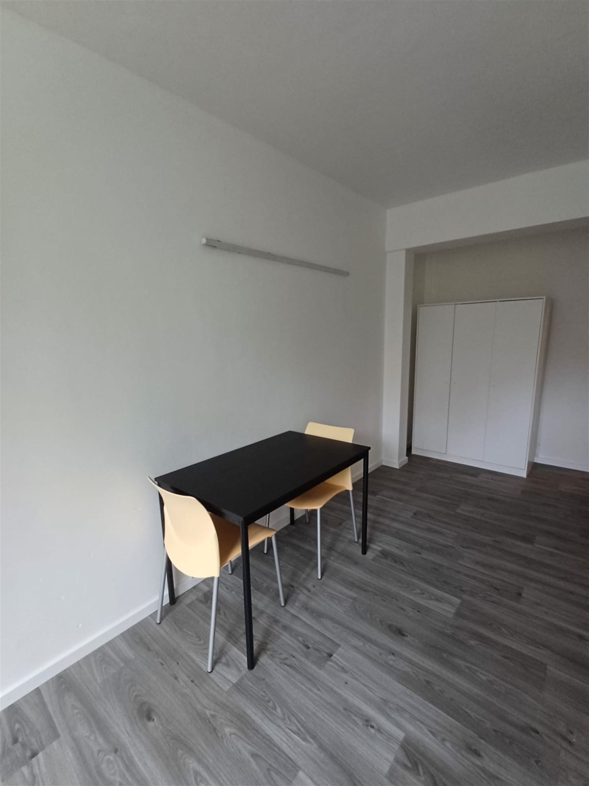 gebouw met 8 te renoveren 2 slaapkamerappartementen foto 8