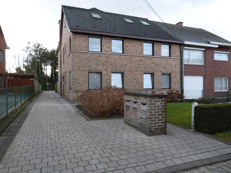 Lichtrijk APPARTEMENT op 1e verdieping met 2 slaapkamers, terras en garage foto 2