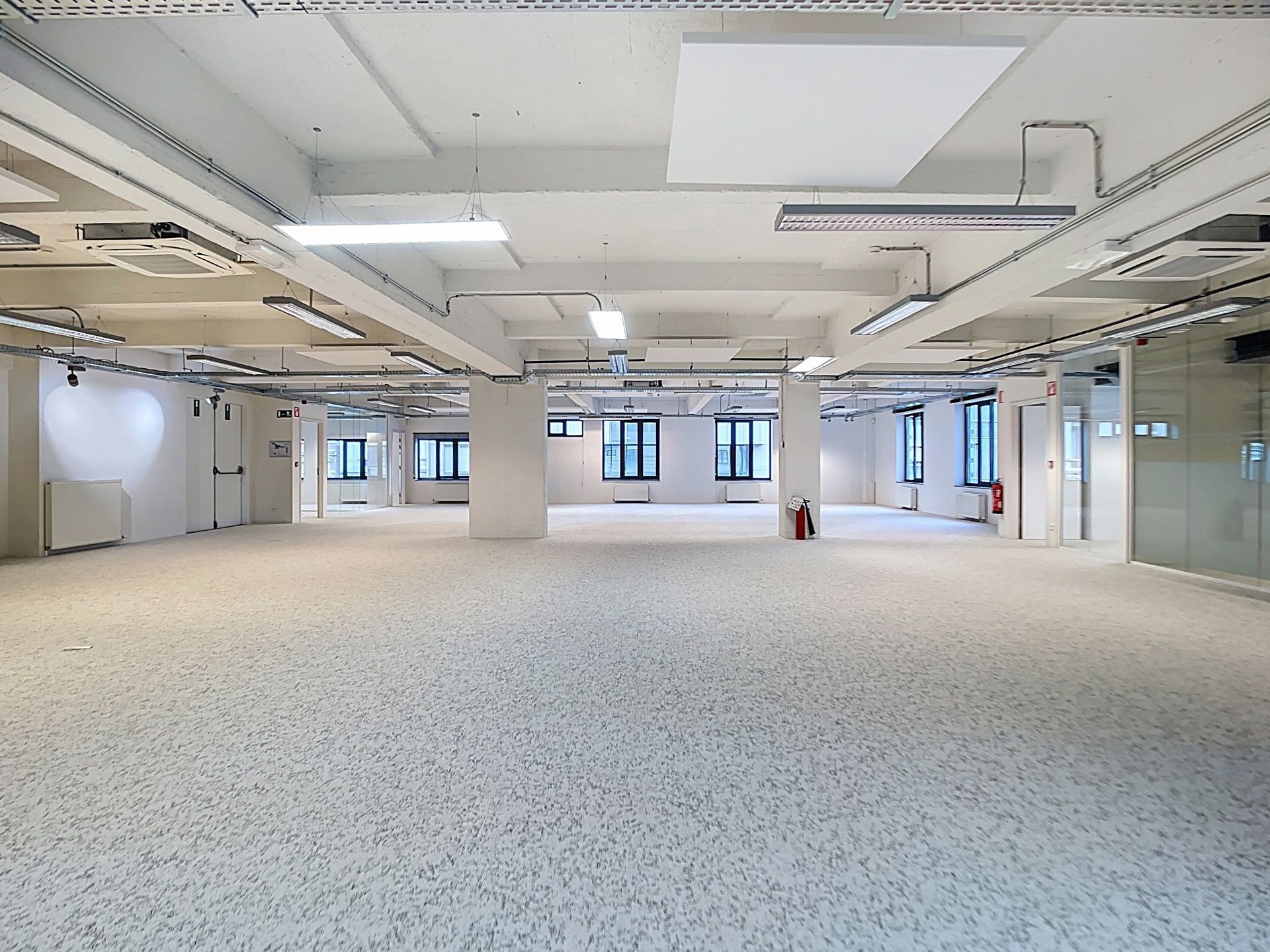 Afgewerkte kantoren in authentieke setting te huur foto 7