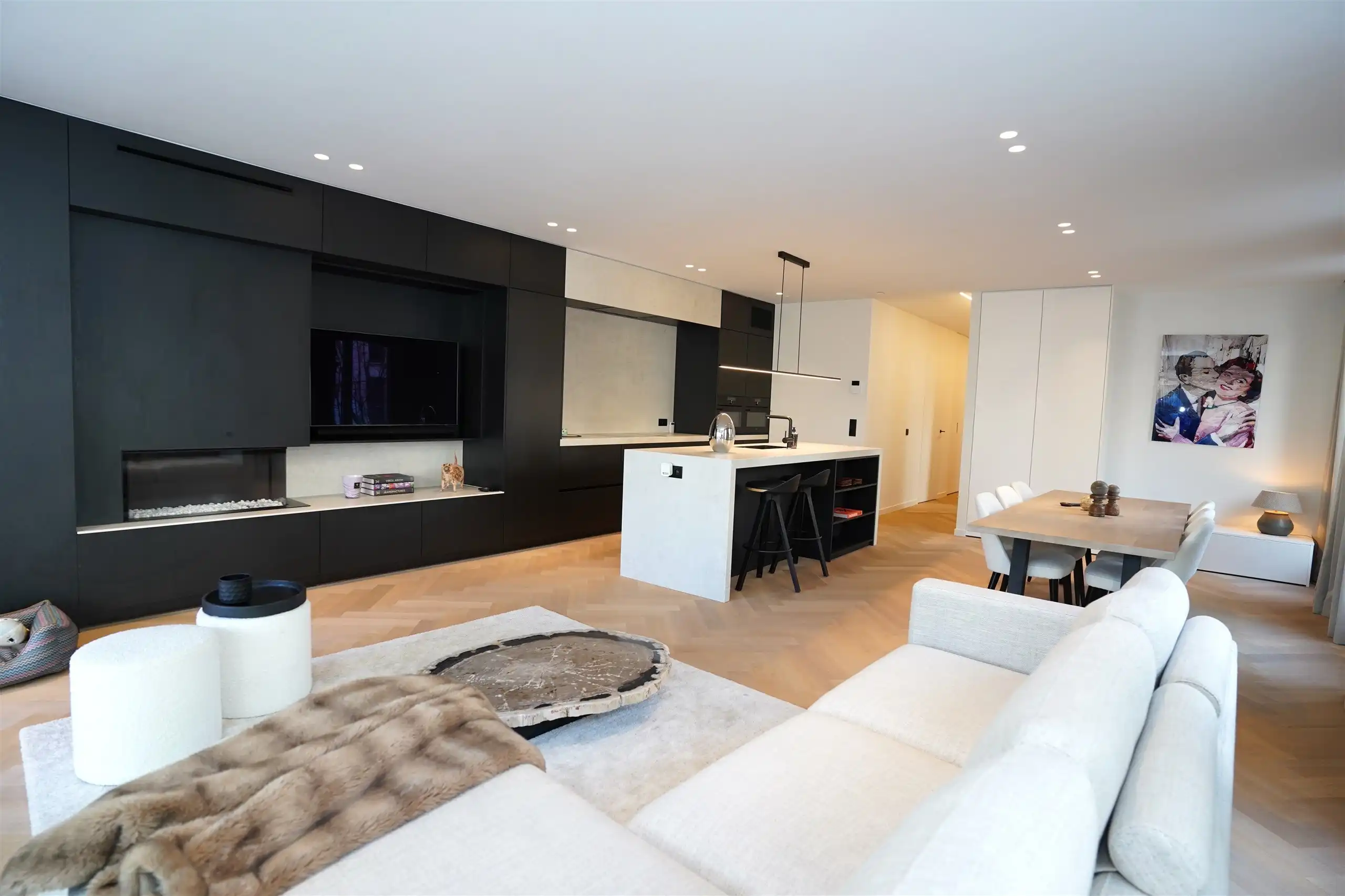 High-end  appartement met frontaal zicht op de Grote Markt met garage en extra staanplaats ! foto {{pictureIndex}}