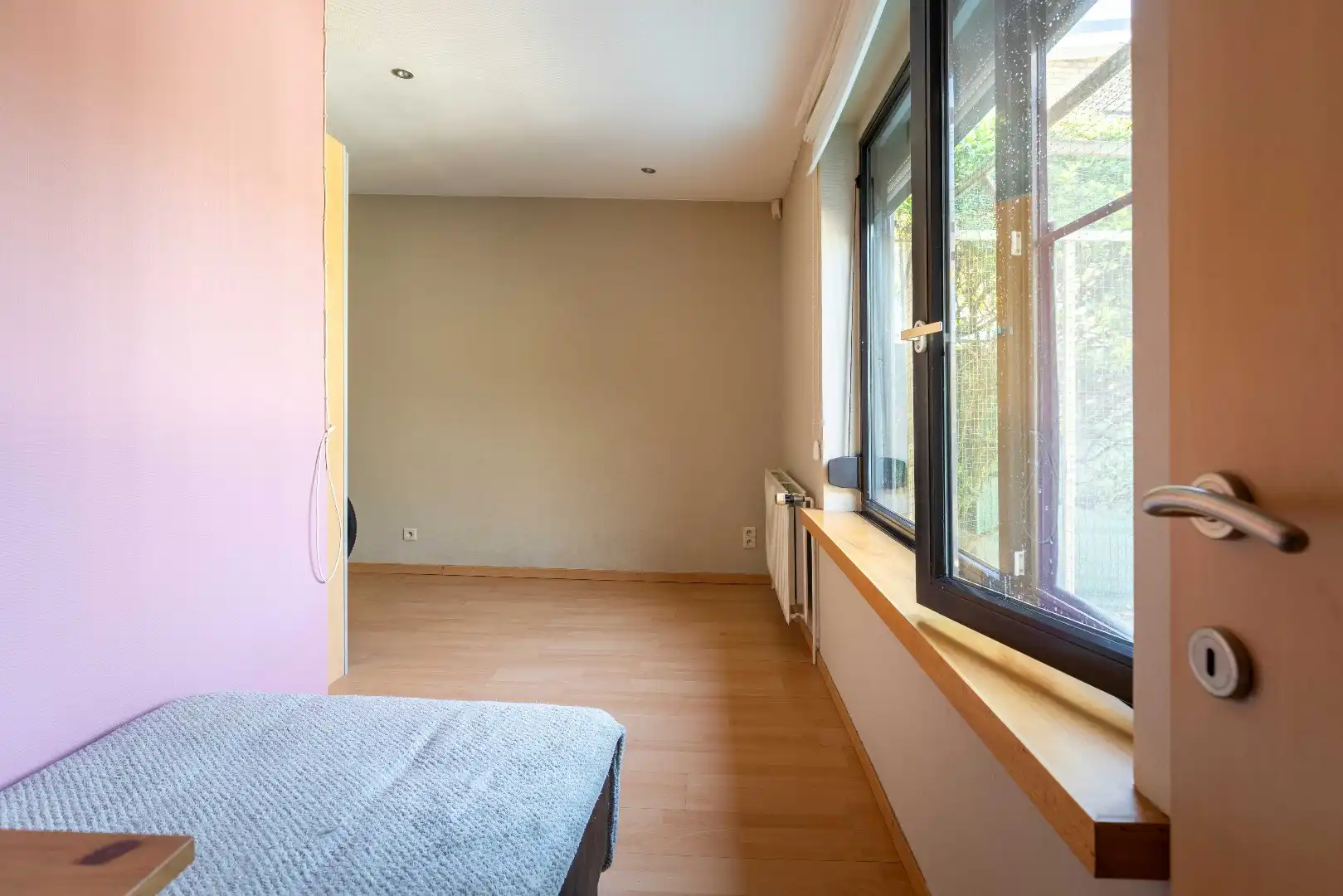 Puur frituur, uiterst goed gelegen met woonst en parking te Sint-Jozef! foto 24