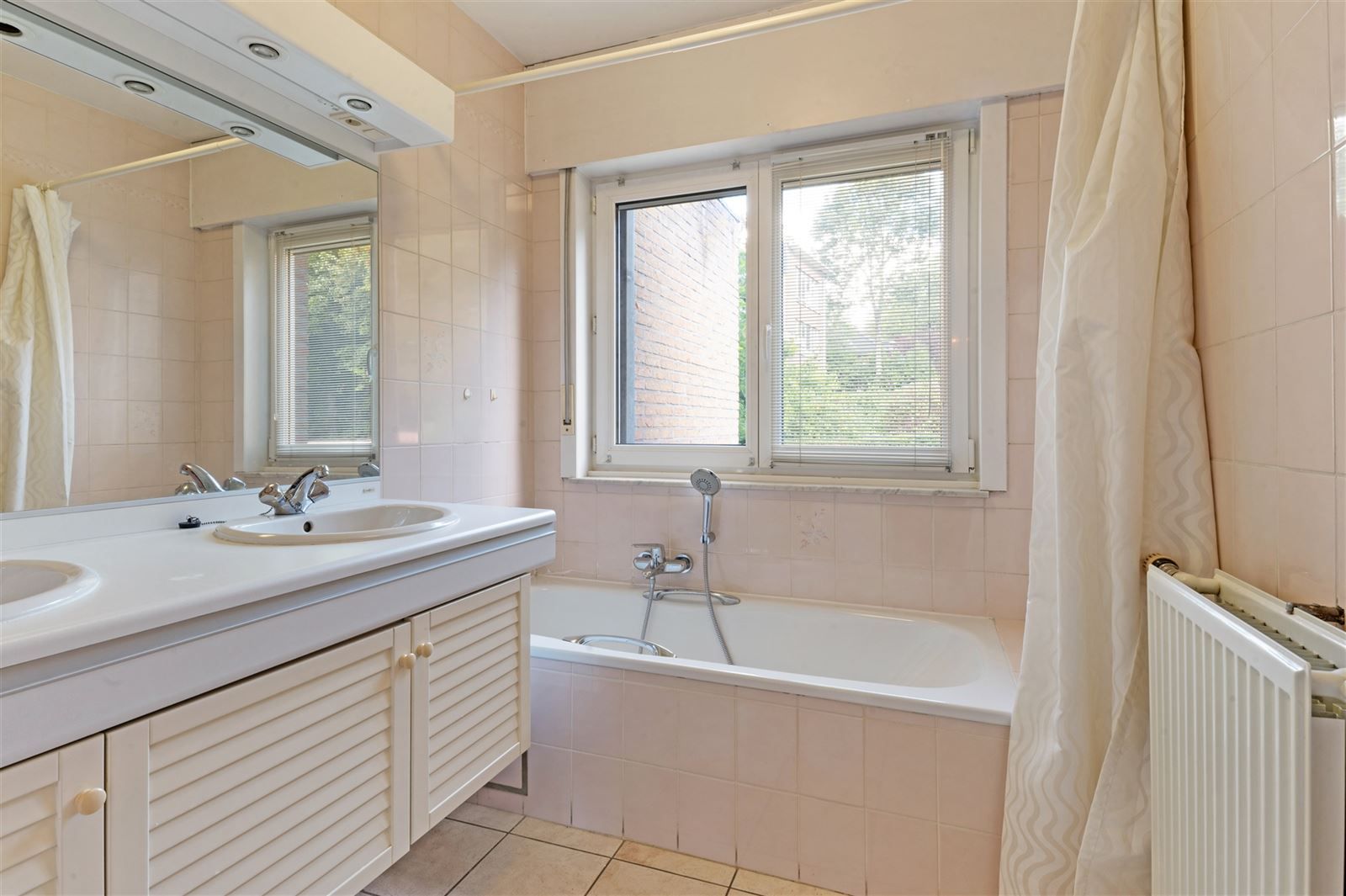 Lichtrijke woning met tuin en garage foto 6