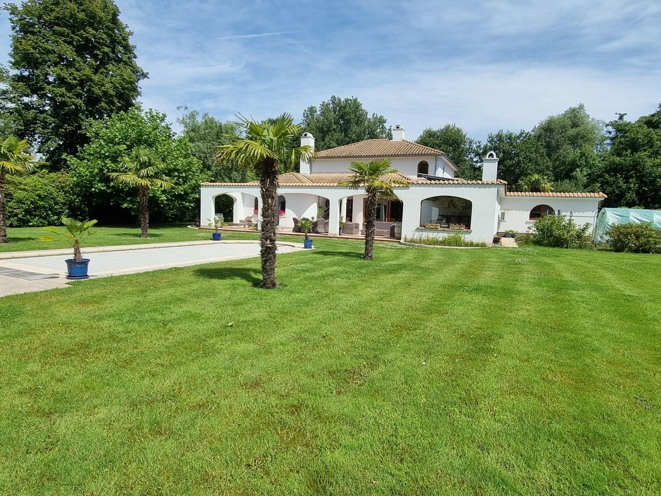 Idyllisch gelegen villa in prachtig aangelegde tuin voorzien van zwembad foto 3