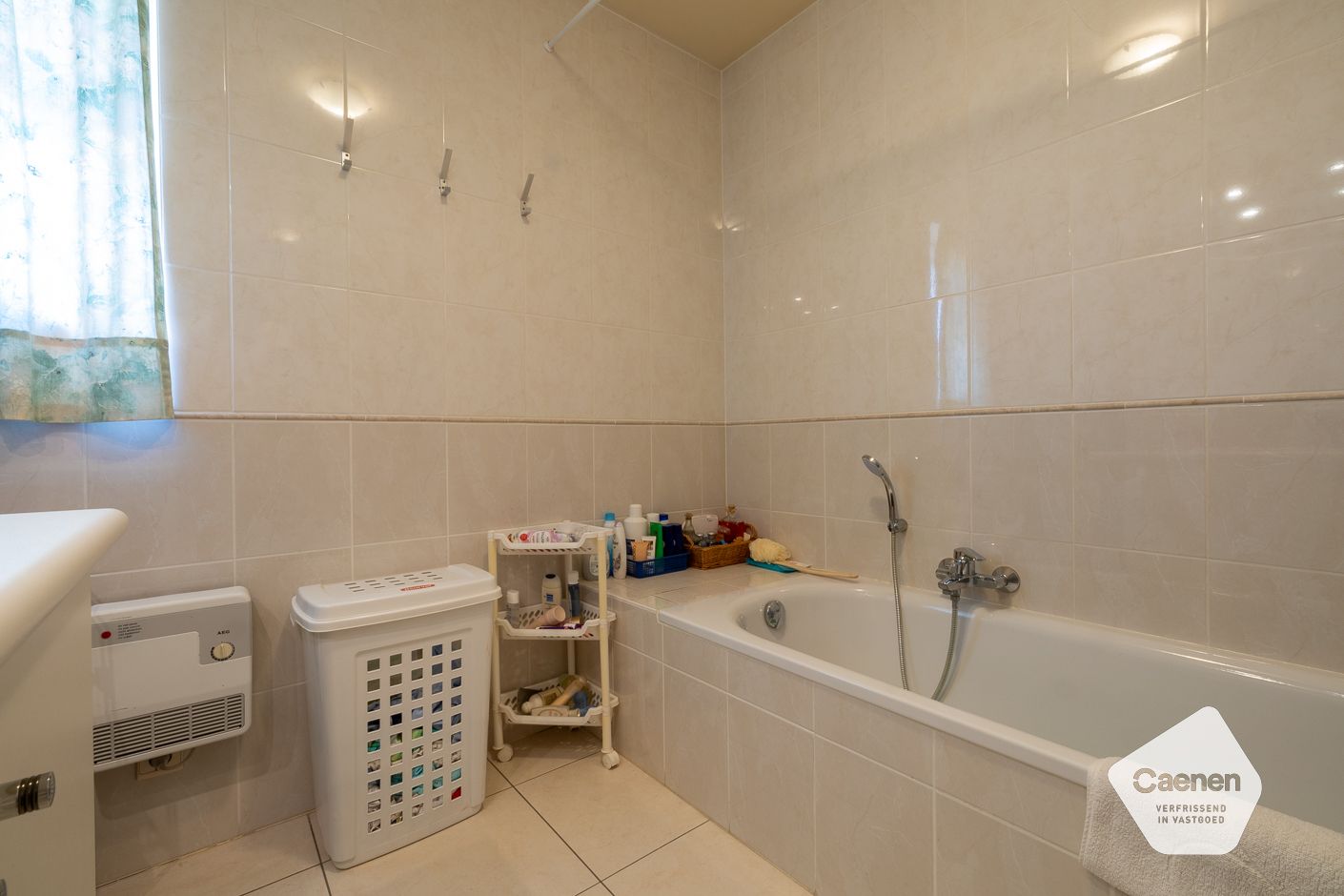 Ruim woonappartement in goede staat foto 22