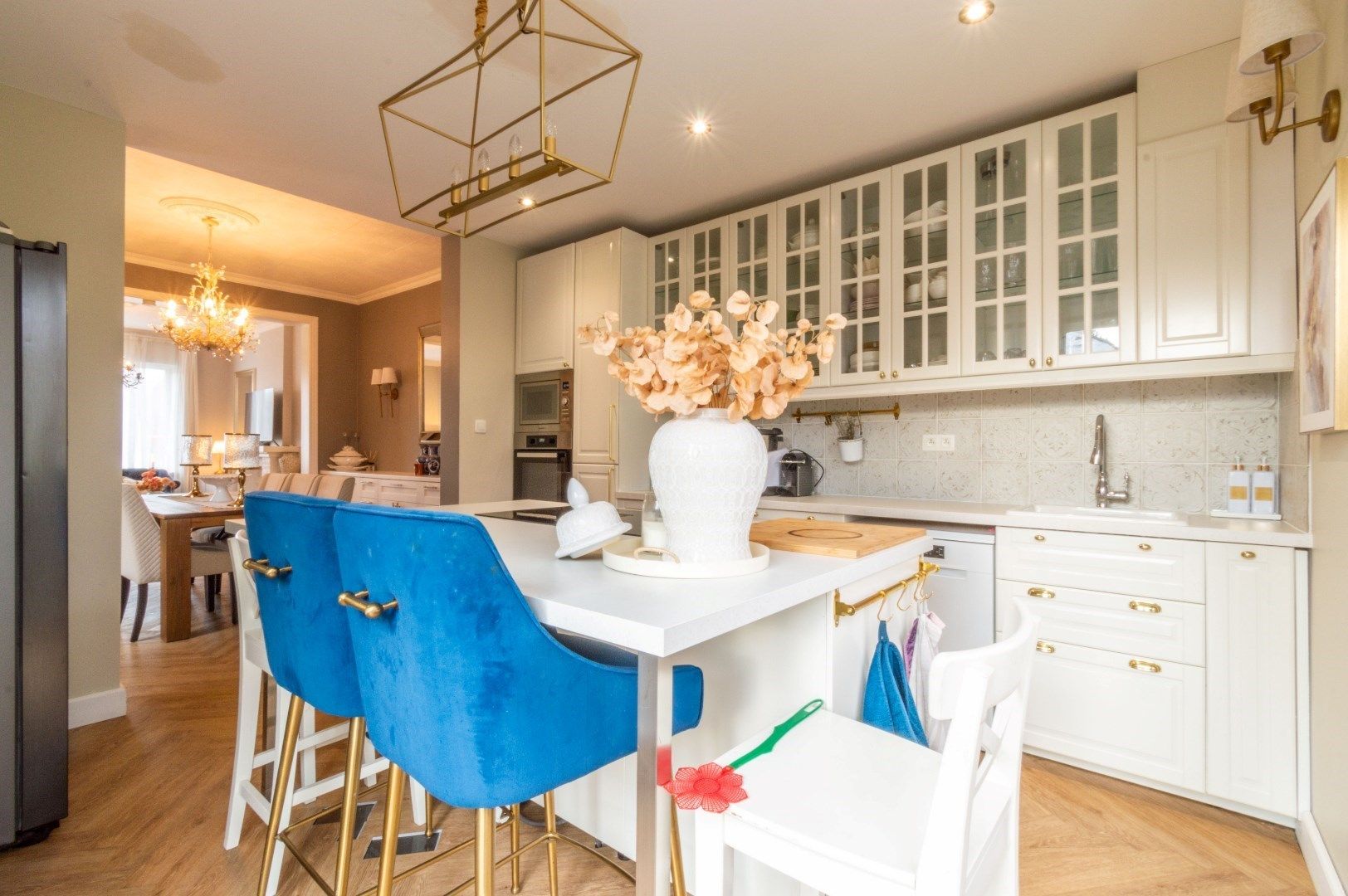 Ruime en gerenoveerde woning met 4 slaapkamers + garage! foto 7
