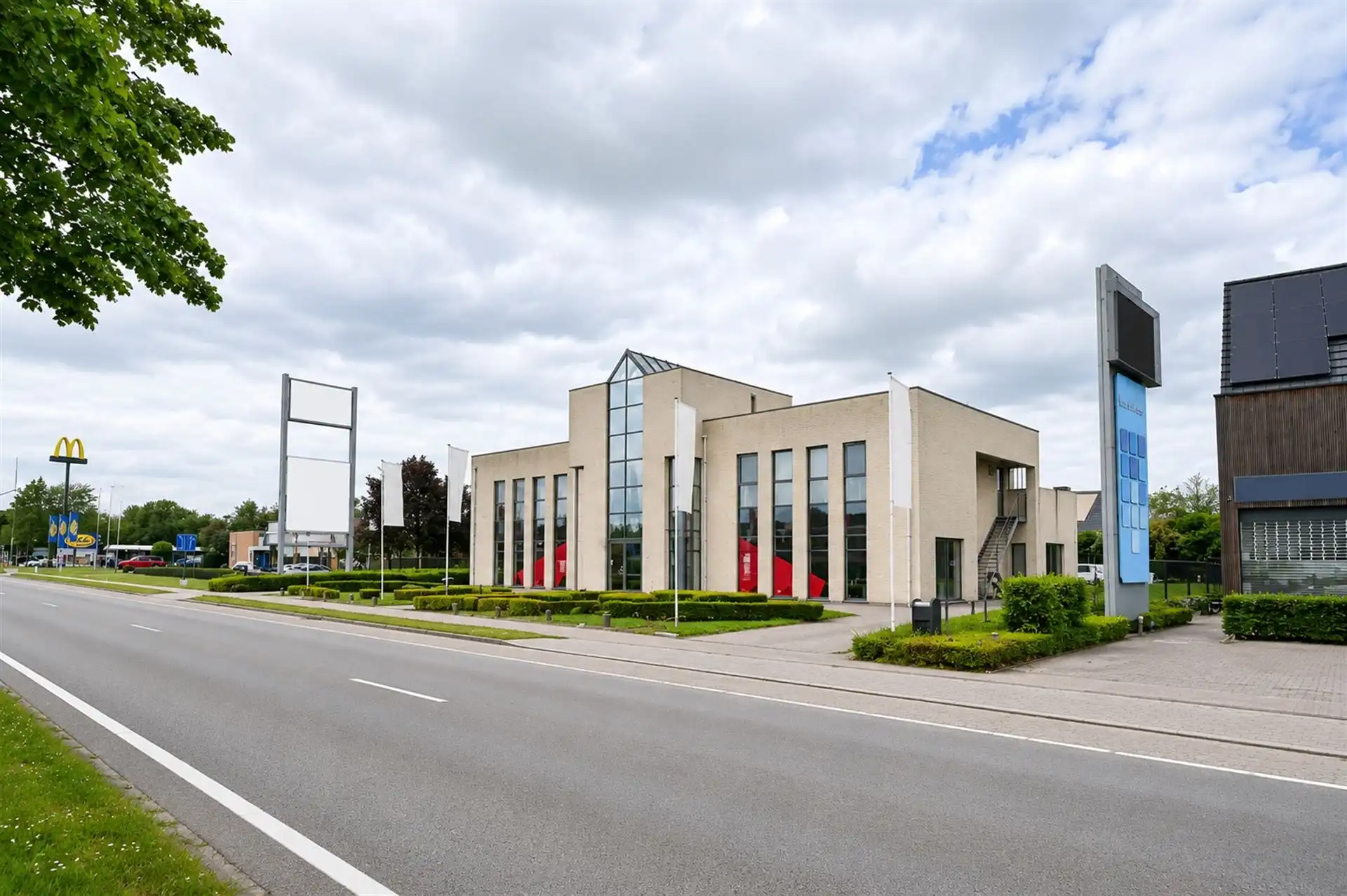 Opbrengsteigendom: handelspand en twee appartementen foto {{pictureIndex}}