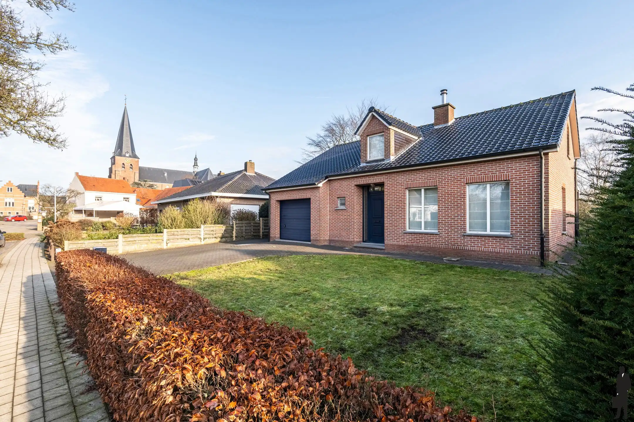 Vrijstaande woning op een ruim perceel van ca. 1.300 m² in hartje Loenhout! foto 2
