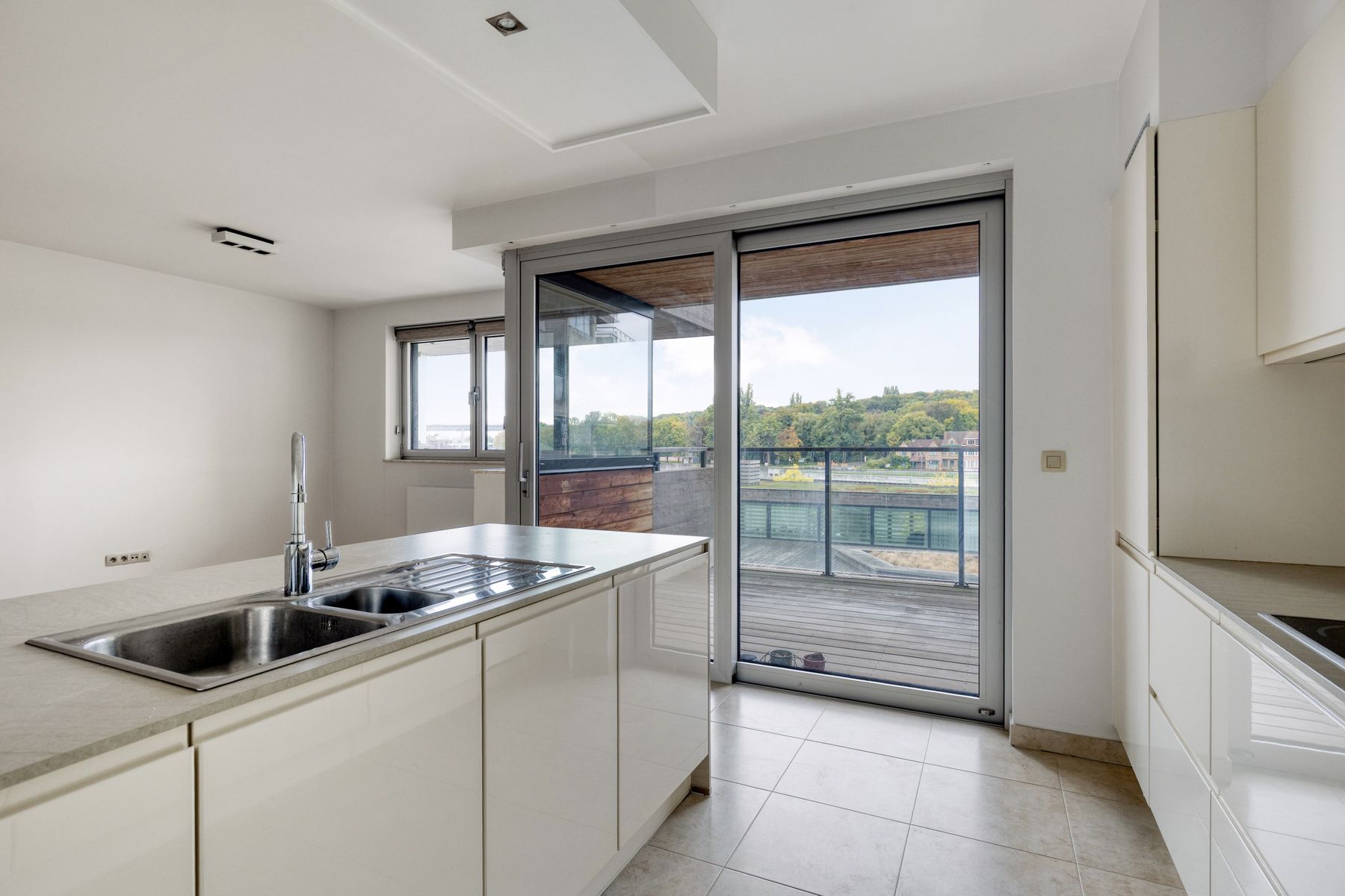 3 slaapkamer, 2 badkamer appartement met terras en parkings foto 6
