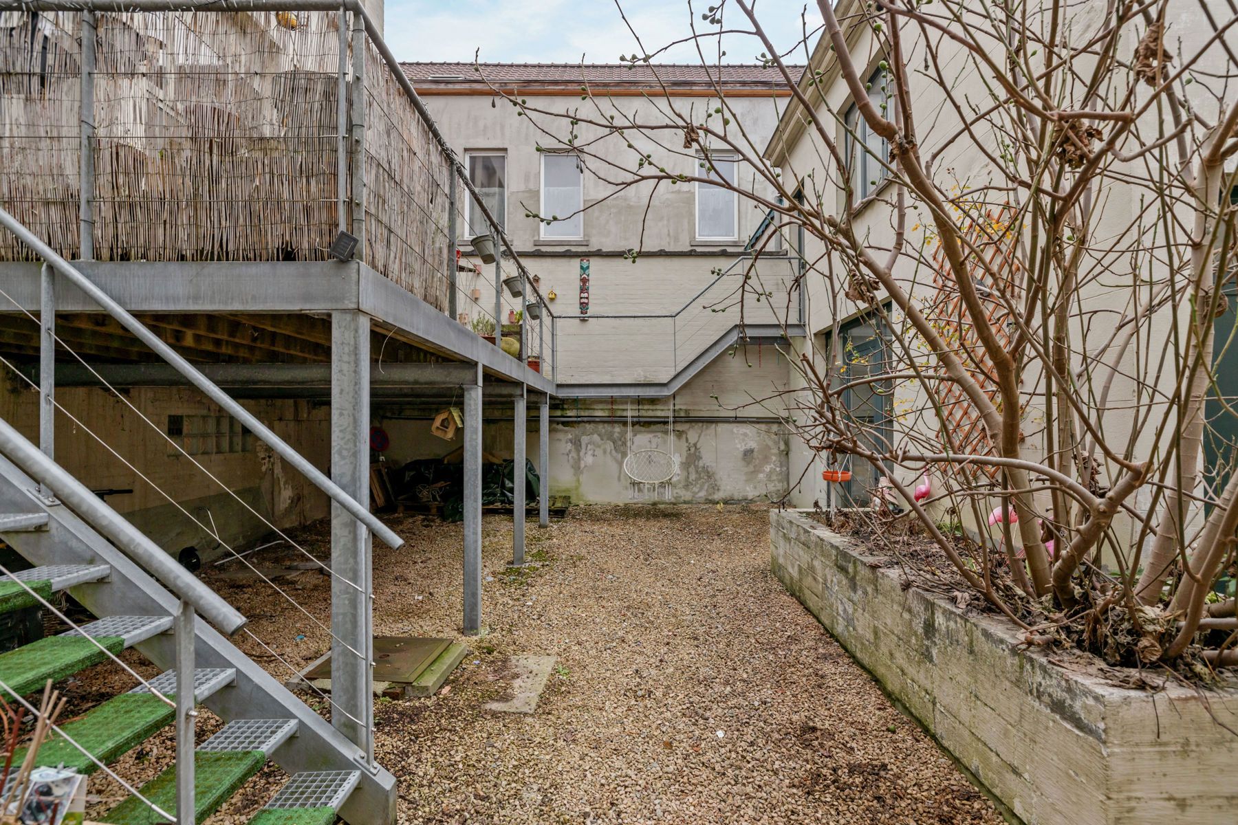 Uniek appartement/studio met terras, tuin en bijgebouw foto 18