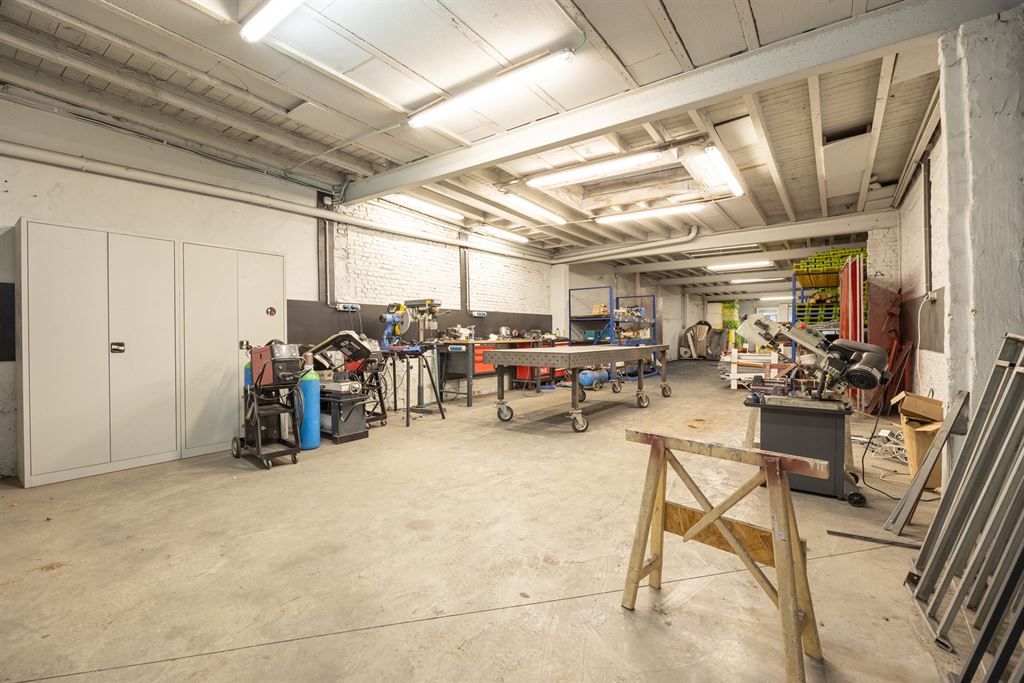 Ruim magazijn met buitenruimte foto {{pictureIndex}}