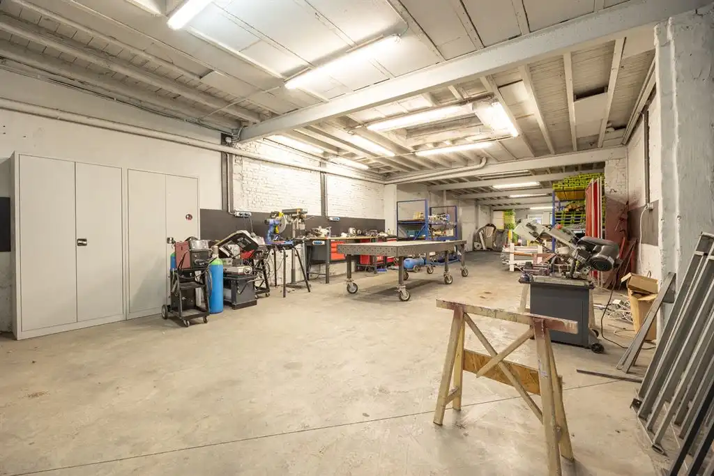 Ruim magazijn met buitenruimte foto {{pictureIndex}}