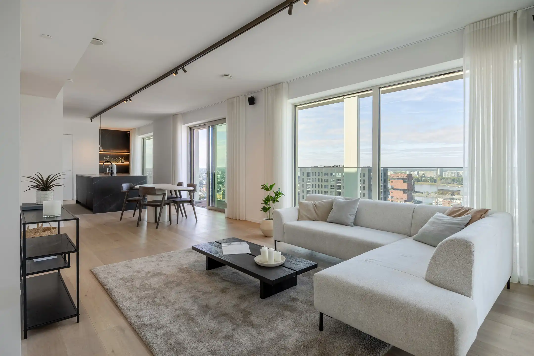Stijlvol penthouse met panoramisch zicht op stad en haven foto 17