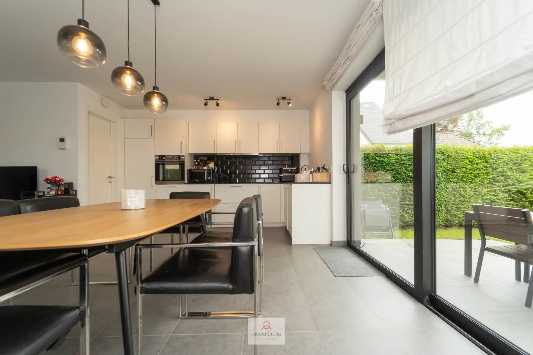 Gelijkvloers 2 slaapkamerappartement met ruime tuin foto 2