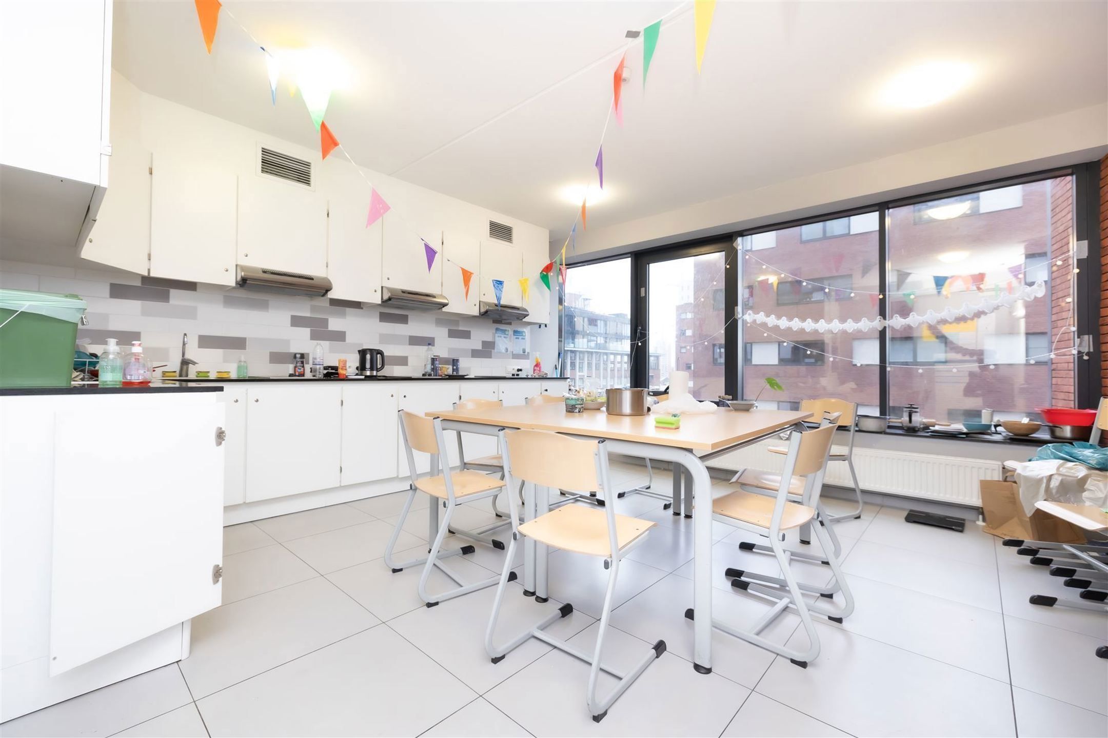 Studentkamer van ± 21m² met douchekamer foto 8