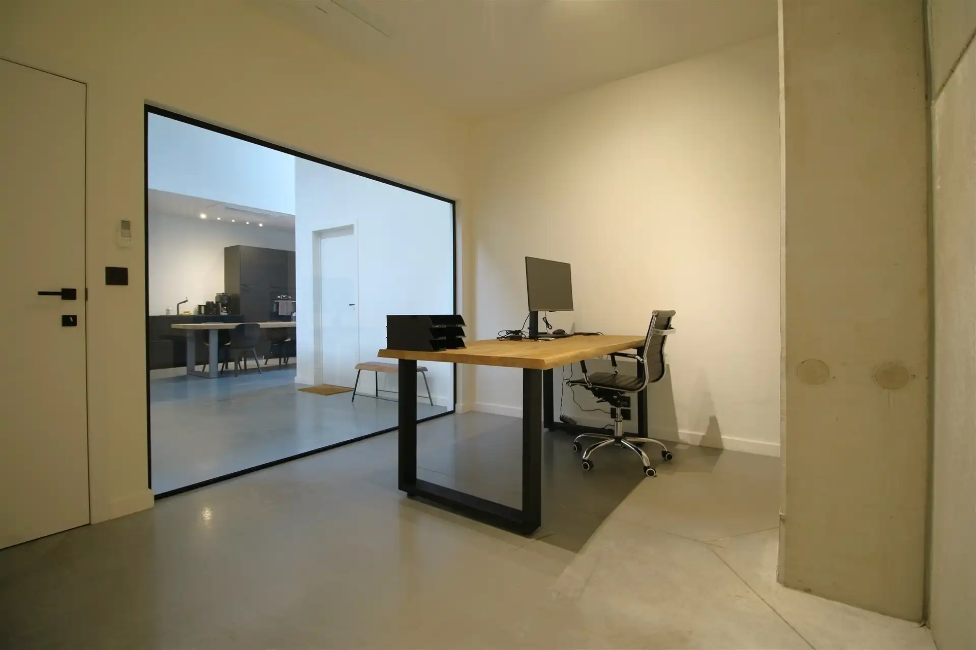 Ingerichte KMO-unit met burelen en magazijnen foto 16