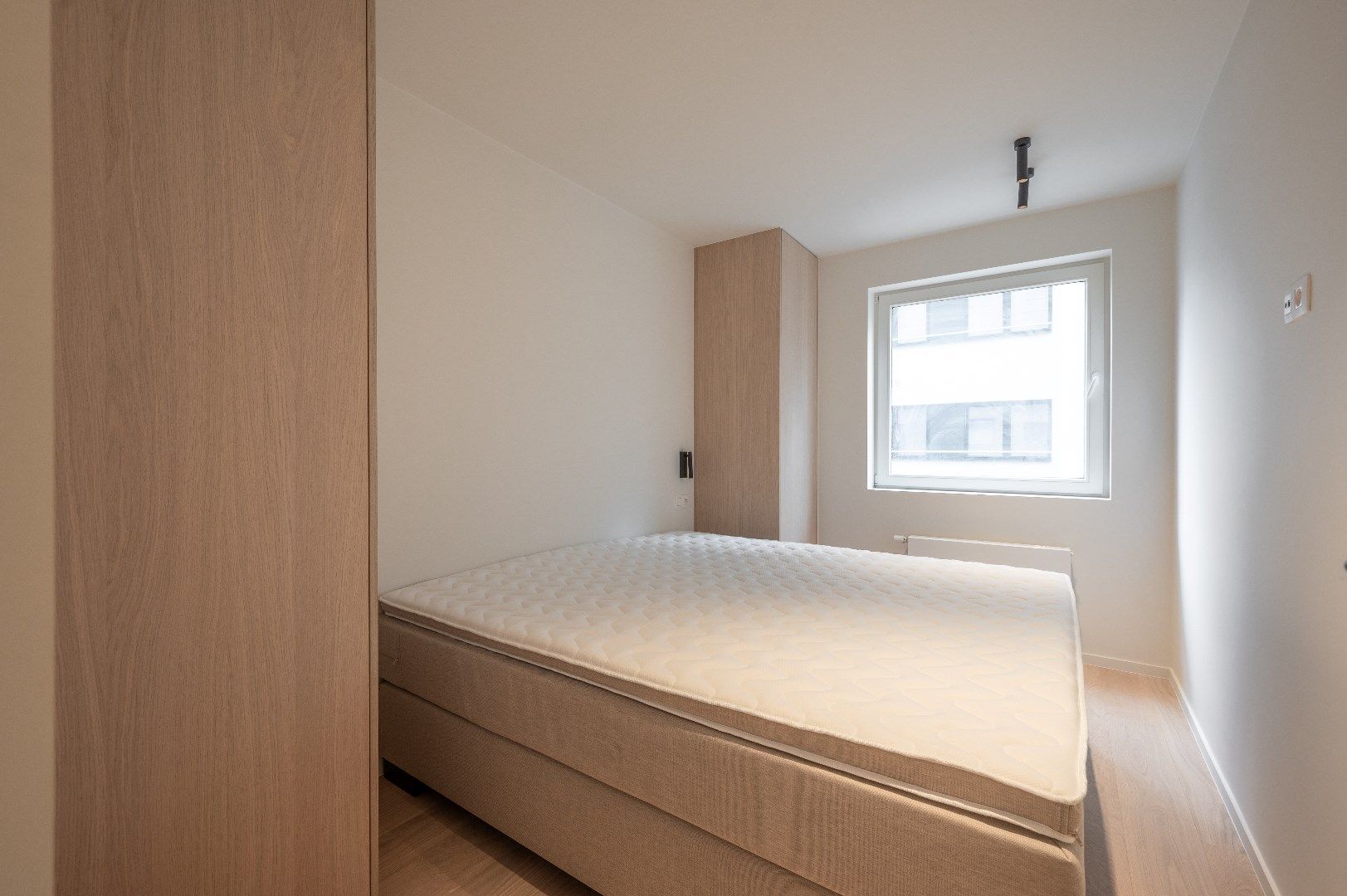 Volledig gerenoveerd HOEK-appartement ideale ligging te Lippenslaan foto 6