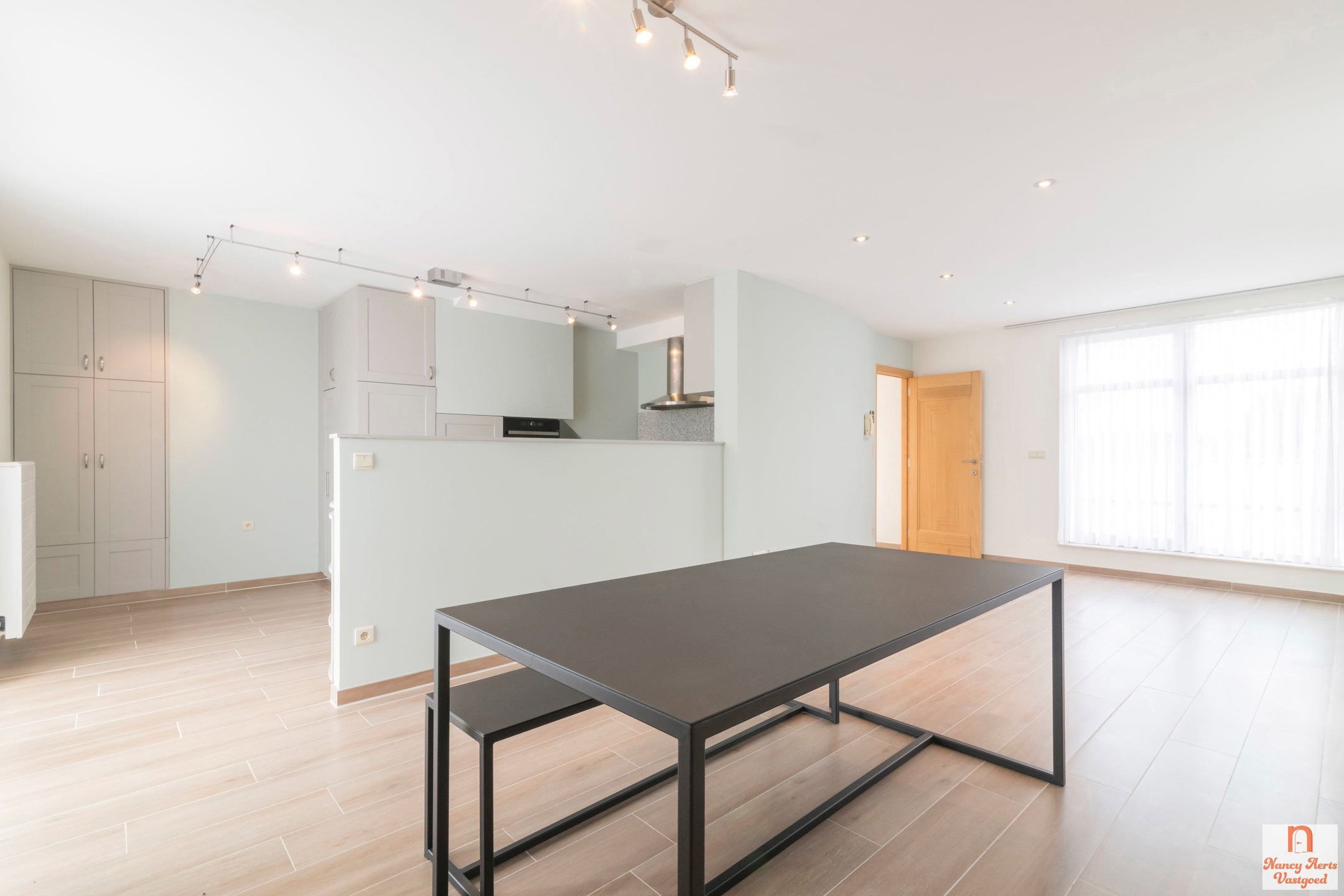 Lichtrijk duplexappartement met grote kelder en mega terras foto 6