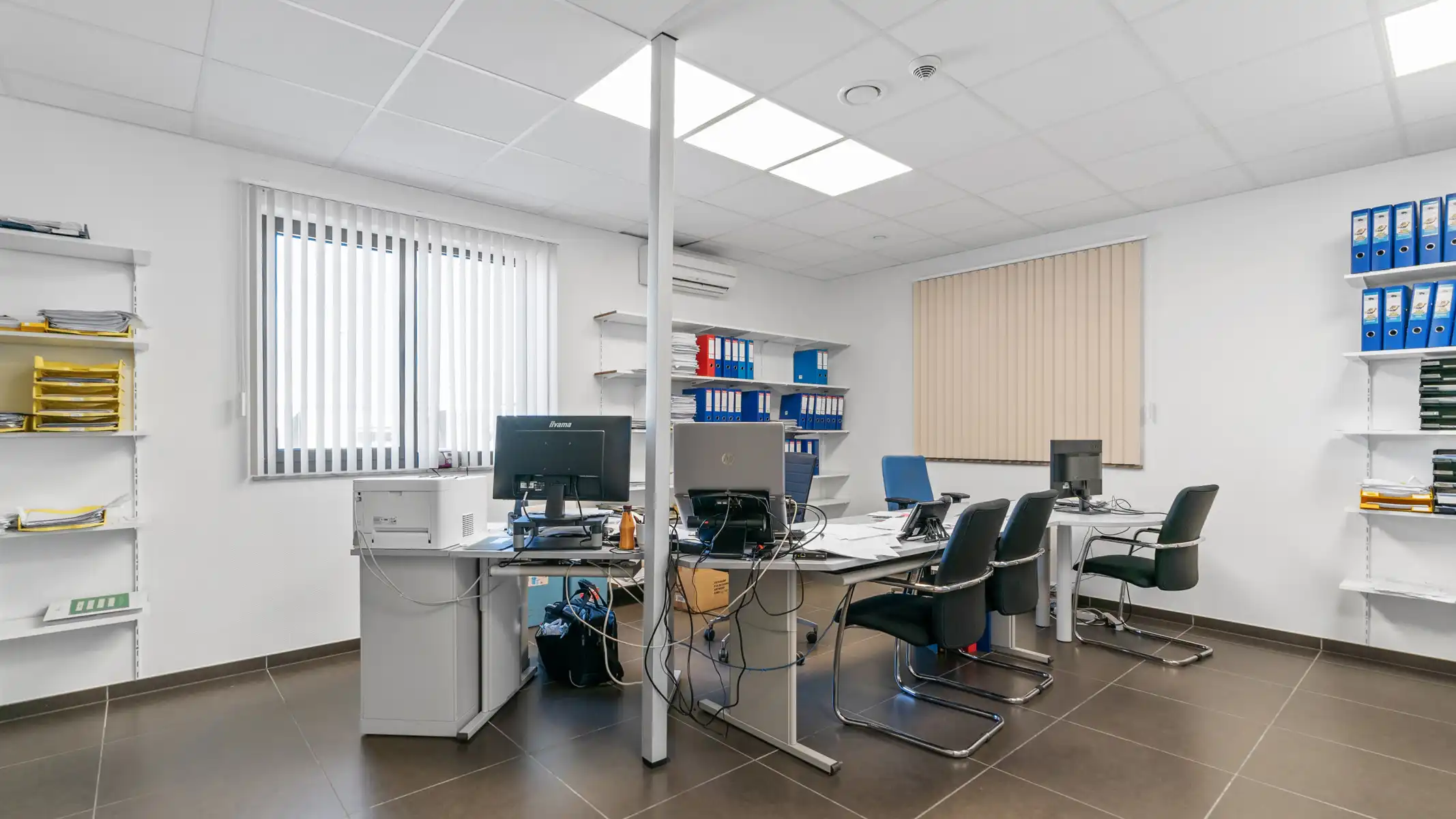 Volledig uitgerust distributiecentrum in nieuwbouwstaat foto 19