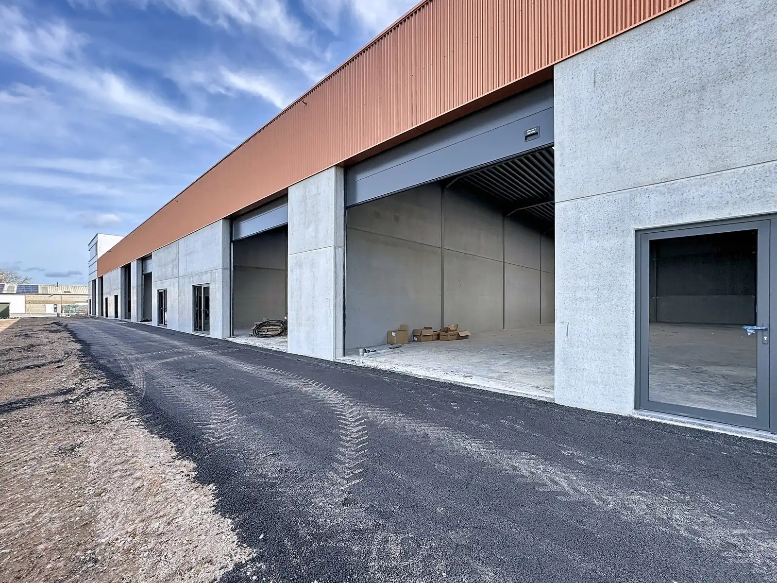 Laatste KMO-units te koop: "NB MAGAZIJN (335 m²)" inclusief 2 private PARKEERPLAATSEN op industriezone "De Schatting" te Zedelgem foto 2