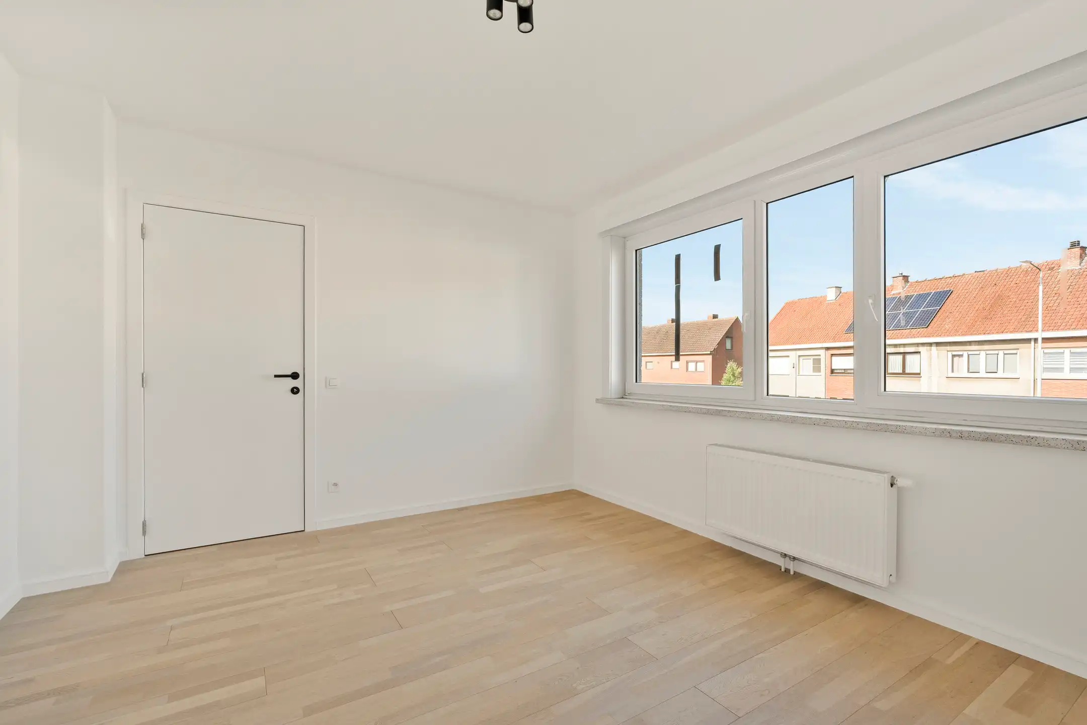 Volledig GERENOVEERDE woning met ZONNIGE TUIN en 3 SLK foto 15