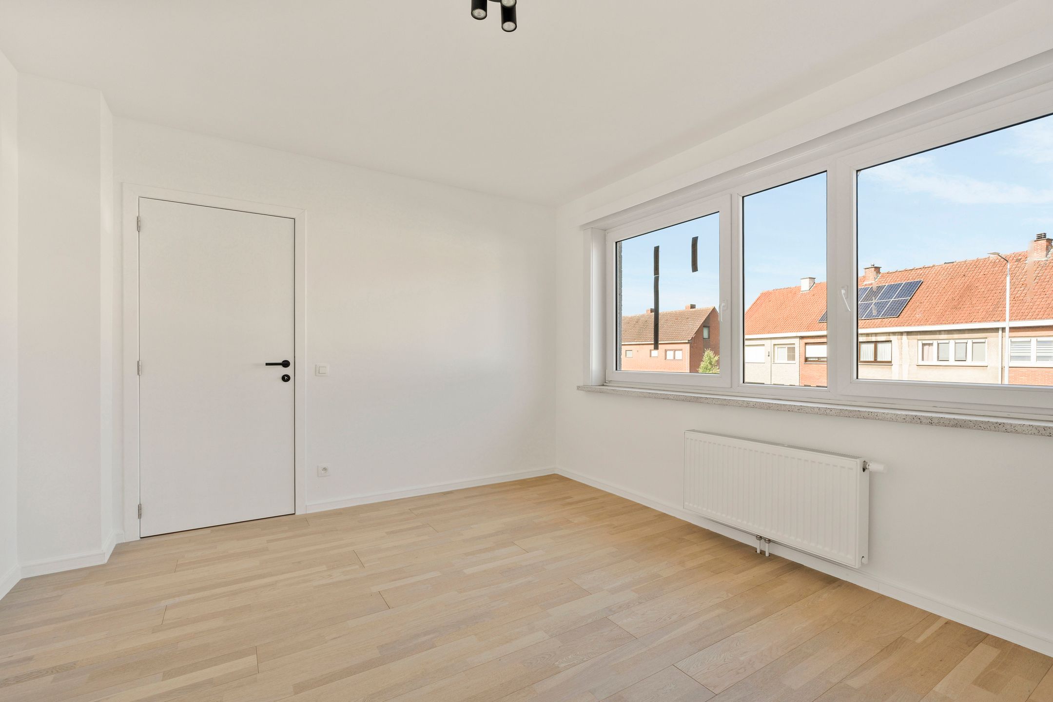 Volledig GERENOVEERDE woning met ZONNIGE TUIN en 3 SLK foto 15