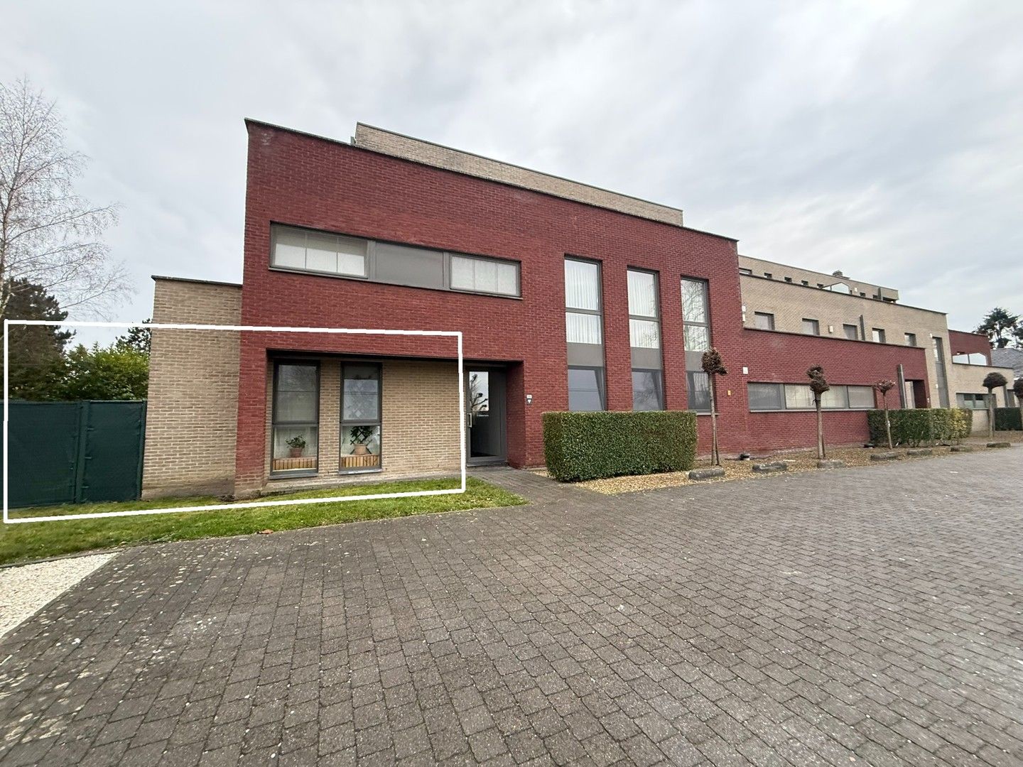 Gelijkvloers appartement met 2 slaapkamers, terras en ruime tuin te Hasselt. foto {{pictureIndex}}