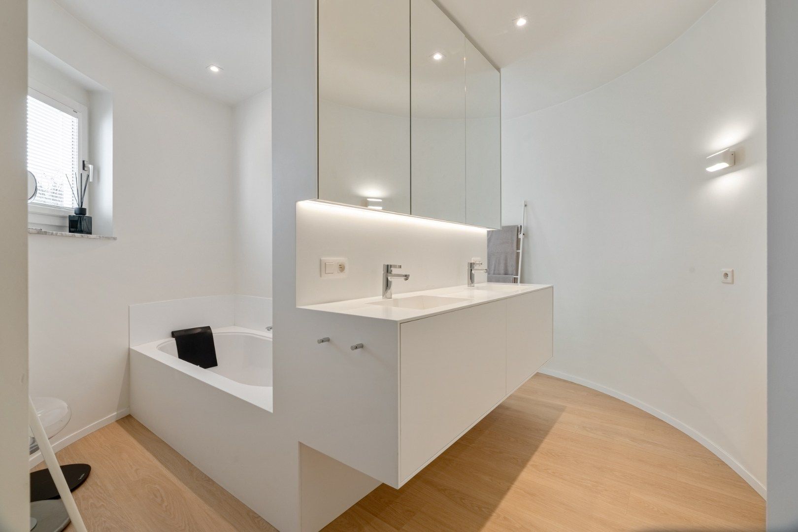 Verrassende villa met luchtig interieur en grote tuin foto 22