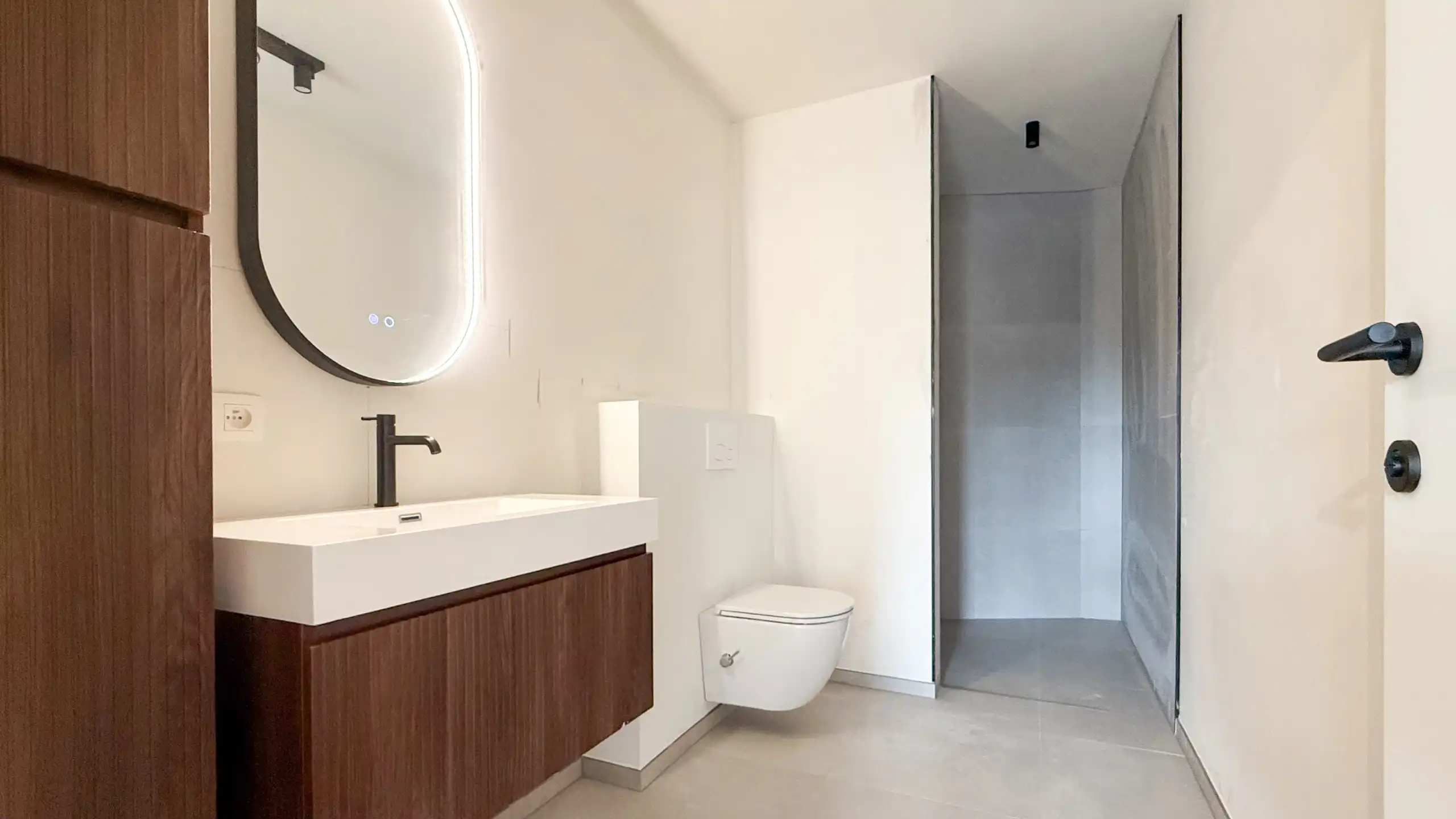 Kwalitatief afgewerkte nieuwbouwwoning op centrale ligging! foto 22